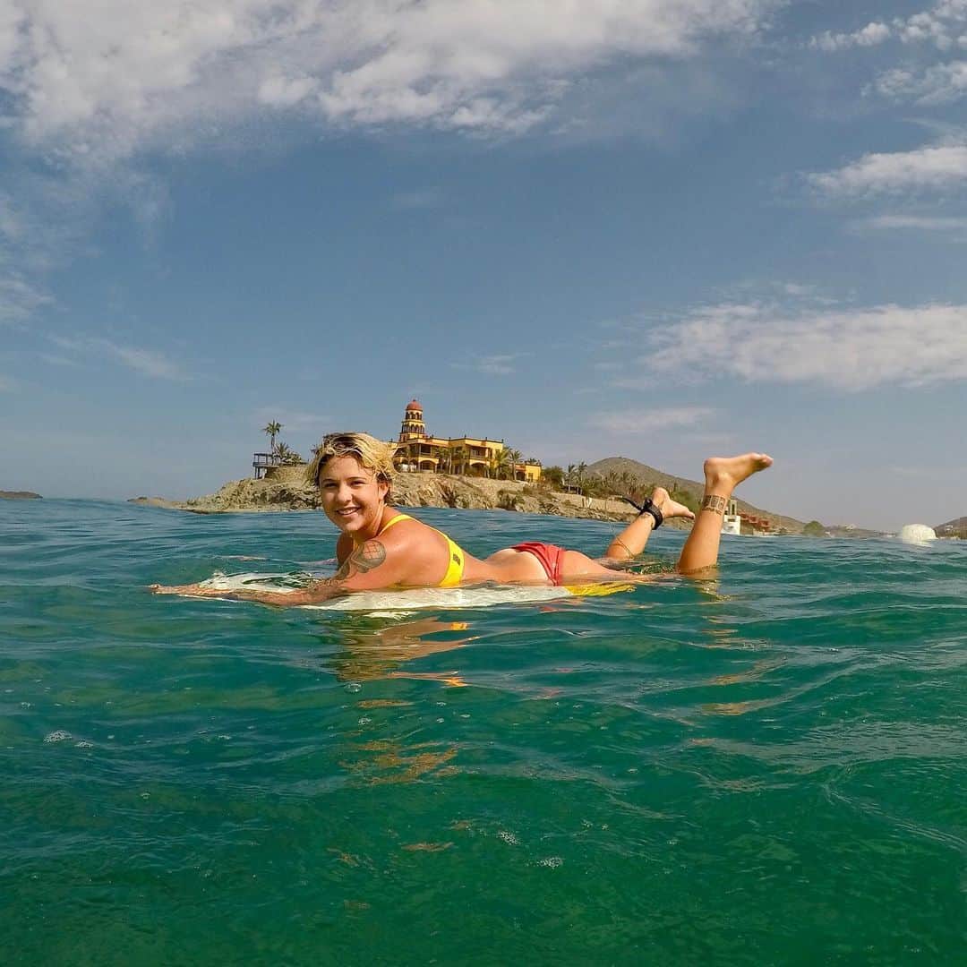 ジョーディン・バラットのインスタグラム：「so happy to be in some warm water and getting some fun waves! 🤘🏼😎 photo/ @flemjason」