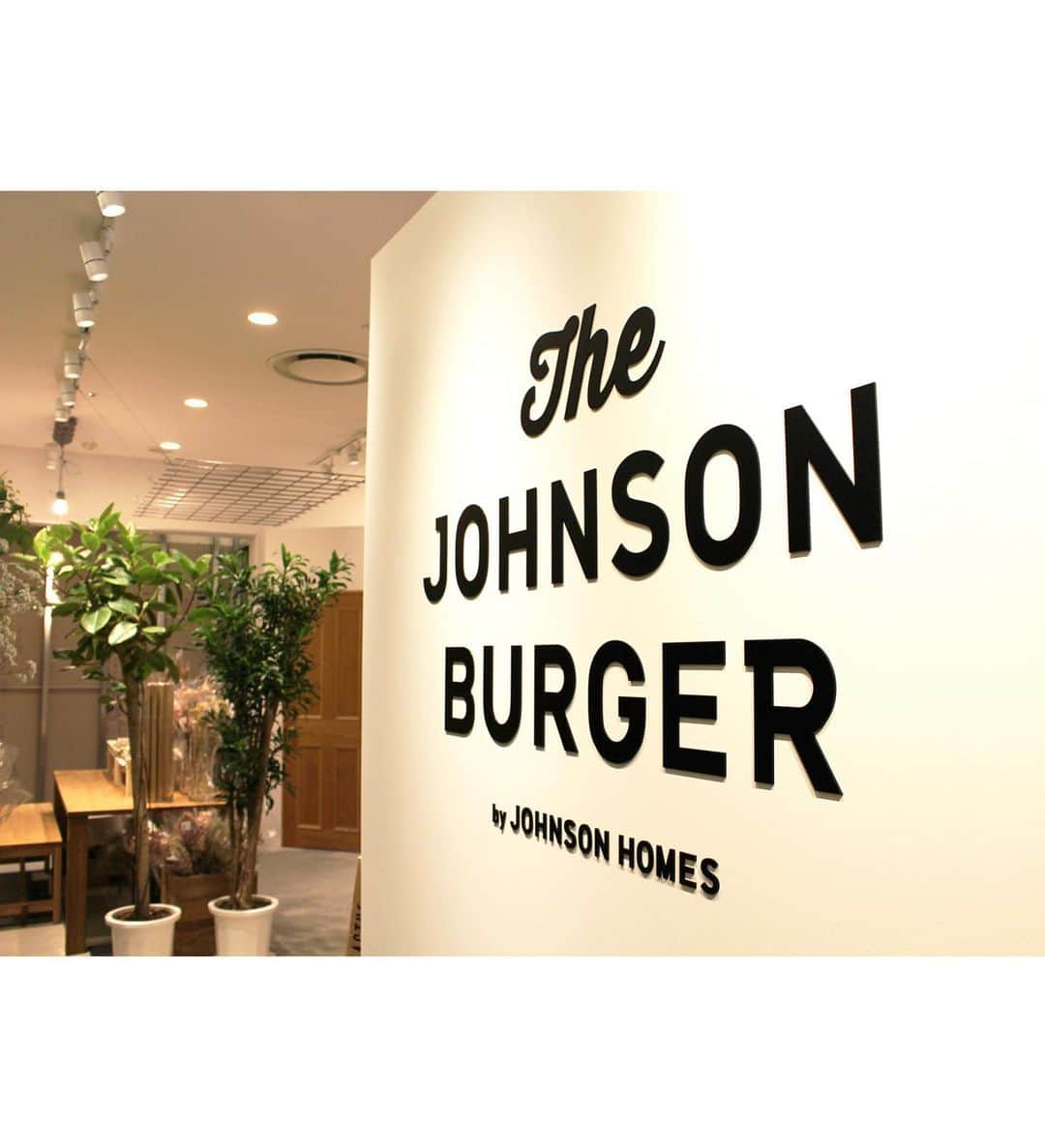 poroco（ポロコ）さんのインスタグラム写真 - (poroco（ポロコ）Instagram)「【8月1日オープン「The JOHNSON BURGER」】﻿ ﻿ インテリアショップ「inZONE with ACTUS」などを手掛ける「JOHNSON HOMES」がプロ﻿デュースしたハンバーガーショップが、8月1日（土）札幌ステラプレイスにオープ﻿ン！✨ 一足先にプレオープンにお邪魔してきました。﻿ ﻿ 別海町『しまざき壮健牛』を使用した肉本来の旨味が楽しめるパテや、道産小麦無添加パンで人気の『ブーランジェリーポーム』製のバンズなど、こだわりの素材を使った本格的な味わいです。﻿ ﻿ 15時までのオーダーで、フレンチフライとスイートマリネがセットになるので、ランチにオススメ！﻿ ﻿ さらに、クリーミーな口当たりの「ドラフトアイスコーヒー」や、別海町の生乳を使用したソフトクリームやパフェもあるので、カフェ利用も◎。﻿ ﻿ 隣のスペースには「The JOHNSON STORE」のポップアップショップも併設され、こだわりの雑貨やグリーンアイテムが揃うので、自分用やギフト用にと使い勝手がいい商品が豊富です。是非足を運んでみてください。﻿ ﻿ 【The JOHNSON BURGER】﻿ 札幌市中央区北5条西2丁目 札幌ステラプレイス センター3階﻿ 10:00～21:00 LO20:30﻿ 011-209-5248﻿ ﻿ #TheJOHNSONBURGER #ジョンソンバーガー #hamburger #ジョンソンホームズ #JOHNSONHOMES #ハンバーガー #ドラフトアイスコーヒー #別海町 #しまざき壮健牛 #ソフトクリーム #パフェ #札幌ステラプレイス #札幌グルメ #札幌カフェ #札幌cafe #札幌カフェめぐり #札幌 #inZONE#インゾーネ #inZONEwithACTUS #sapporo #poroco #🍔」7月31日 11時46分 - poroco_magazine