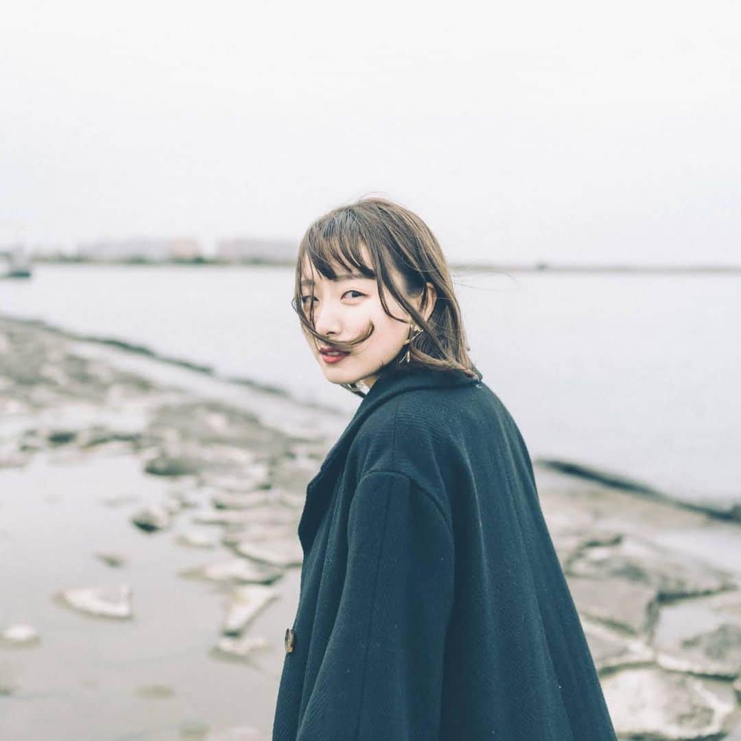 尾林美月さんのインスタグラム写真 - (尾林美月Instagram)「. 手を伸ばせば、歩み出せば、届くだろうか✉️  葛西臨海公園の海沿いに、こんな全身が映る水溜りがあること、この日初めて知りました！  #葛西臨海公園」7月31日 11時47分 - mizuki_obayashi