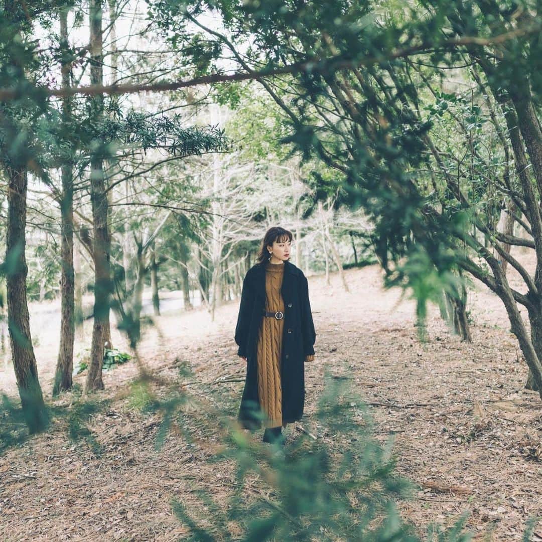 尾林美月さんのインスタグラム写真 - (尾林美月Instagram)「. 手を伸ばせば、歩み出せば、届くだろうか✉️  葛西臨海公園の海沿いに、こんな全身が映る水溜りがあること、この日初めて知りました！  #葛西臨海公園」7月31日 11時47分 - mizuki_obayashi