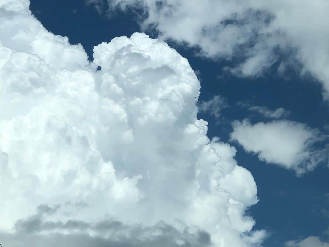 アキ（荒木良明）さんのインスタグラム写真 - (アキ（荒木良明）Instagram)「梅雨明け。 いろいろ明けて行きたいね。 この雲の量やったら〜 https://youtu.be/aOIi1UZfln4  #新喜劇アキ」7月31日 11時57分 - mizutamareppuaki