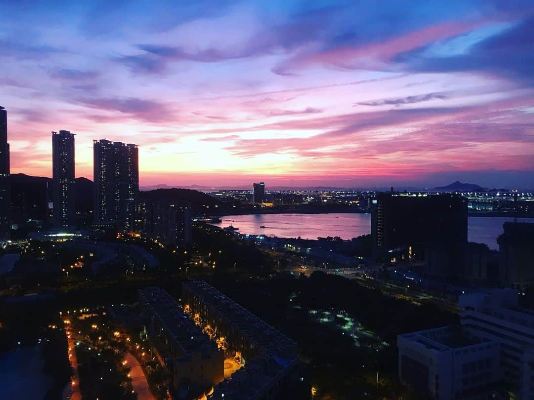 井川祐輔のインスタグラム：「香港滞在記#192 ﻿ コロナが原因で人々の活動が抑えられている為なのか、皮肉なことに夕焼けがとても綺麗で、厳しい環境ながらも心が癒されるそんなひと時。﻿ ﻿ #香港滞在記﻿ #香港﻿ #夕焼け﻿ #綺麗﻿ #hongkong﻿ #hk﻿ #sunset﻿ #beautiful」