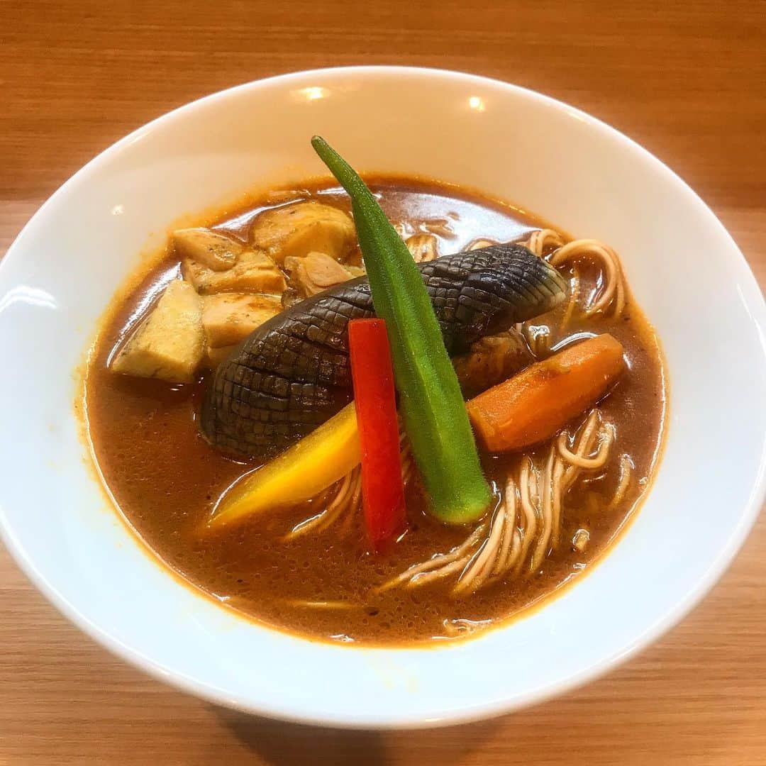 無化調ラーメン「ゆきふじ」のインスタグラム：「昔、料理は因数分解だと教わりました。 でも今は電気製品だと思ってます。 例えばどのような部品が揃ってテレビが出来ているのか。 分解して、一つ一つの部品を組み立てる。 時には部品自体を置き換える。 出来上がりだけを周りから覗き込んでも、テレビの構造を理解していないと完成しません。 もしかしたら、テレビの部品を使って、違うものが作れるかもしれません。  創造力が料理を美味しくします。  今回作ったスープカレーに満足せずに、前に進みます。  8月7日 1日限定のスープカレーをお届けします。  #スープカレー #スパイスカレー #カレー好きな人と繋がりたい #カレー部 #カレー中毒 #スパイス #無化調 #カレー麺 #クローブ #成ラボ」