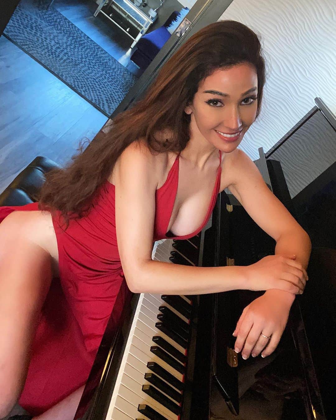 Kristina Bashamさんのインスタグラム写真 - (Kristina BashamInstagram)「Me & my brand new @steinwayandsons Hamburg upright.  For my bedroom! What do you think? #piano #pianist #music #mylove」7月31日 12時05分 - kristinabasham