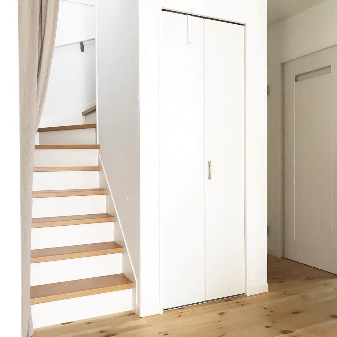 ムクリ［mukuri］さんのインスタグラム写真 - (ムクリ［mukuri］Instagram)「・﻿ 「階段下収納」奥行きはあるけど高さはない、﻿ なかなか難易度が高い場所。﻿ ﻿ 貴重な収納スペースにはなるので﻿ 設計段階"とりあえず"設置される方もいるかもですね。﻿ ﻿ 編集部kaoriさん（ @hibiiro ）の階段下収納。﻿ 土間もパントリーもないおうちにとって貴重な収納場所。﻿ また、LDKからもアクセスのよい場所にある﻿ 畳一畳ほどのスペース。﻿ ﻿ 活用方法、ぜひ参考にしてみてください。﻿ ﻿ 余談ですが、文中にでてくるご主人のストック癖。﻿ 共感すると同時に、少し量が多いなと😂﻿ 編集時に思ったのを思い出しました。﻿ ﻿ 夫婦感でも収納の適正量って変わりますよね（笑﻿ ﻿ ▶︎ご紹介した記事﻿ https://mukuri.themedia.jp/posts/4134498﻿ 「hibiiroさん」のカテゴリーよりご覧いただけます。﻿ ﻿ --------------------------------------﻿ ●スチールラック﻿ 商品：ニトリ／メタルラック﻿ ﻿ ●スチールラック﻿ 商品：無印良品／スチールユニットシェルフ（奥行２５センチタイプ）﻿ ﻿ ●ユニットシェルフの引き出し ﻿ 商品：無印良品／ポリプロピレンケース引出式（横ワイドの奥行２６センチ） ﻿ ﻿ ●折りたたみドアハンガー﻿ 商品：smartフォールディングドアハンガー﻿ --------------------------------------﻿ ﻿ ﻿ #整理収納 #階段下収納##リビング #ダイニング #北欧雑貨 #北欧インテリア #インテリア #マイホーム #マイホーム記録 #マイホーム計画 #狭小住宅 #おうち #家づくり #収納 #無印 #無印良品 #ニトリ #整理整頓 #シンプルライフ #シンプルな暮らし #日々の暮らし #暮らしを楽しむ #すっきり暮らす #暮らしを整える #くらしの編集 #ムクリ」7月31日 12時06分 - mukuri_official