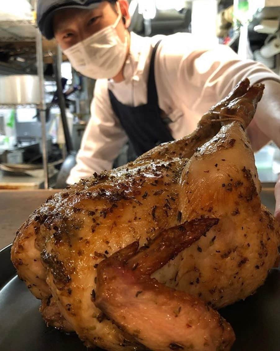 T.G.HEARTH TGハースのインスタグラム：「こんにちはTGハースです！﻿ 今日はチキンの日です🐓🐓🐓🐓🐓🐓🐓🐓🐓 じめじめであちぃですがTGハースで元気に乗り切りましょう😊✨﻿ 夜もお席余裕ありますので是非👍﻿ ﻿ チキンフルサイズ¥1980とお得になってます‼️﻿ すぐ電話↓↓↓期間限定なのでお早めに〜💕💕💕﻿ ☎️03-6416-9445←ﾖｳﾁｪｹﾗ👍﻿ ⭐️旨辛フェアも絶賛開催中なのでテイクアウトチキンの味変更やハーフ&ハーフも対応してます🤓﻿ ﻿ ﻿ ◆モバイルオーダーも出来るようになりました✨﻿ プロフィールからHPをアクセスしてください♪﻿ モバイルオーダー﻿ https://tgh.for.dinii.jp/﻿ ﻿ ◆Uber eats・menu・出前館によるデリバリー﻿ 11:30〜21:00﻿ ﻿ ◆LINE@登録お願いします♪﻿ https://lin.ee/g0H4jc6﻿ ﻿ ﻿ 皆さまの笑顔に会えますように！💕💕💕﻿ ﻿ #TGハース#代官山ディナー#代官山ランチ#恵比寿グルメ#恵比寿ビストロ#恵比寿ディナー#代官山グルメ #ハース #代官山テイクアウト#恵比寿ランチ#ラクレット#チーズ#ロティサリーチキン#恵比寿ご飯#menu#恵比寿ワイン#テイクアウト#渋谷ディナー#恵比寿チーズ#tghearth#渋谷グルメ#渋谷ランチ#恵比寿チーズ#恵比寿カフェ#チーズケーキ#渋谷テイクアウト#恵比寿新聞#恵比寿ビール#チーズフォンデュ#恵比寿テイクアウト」