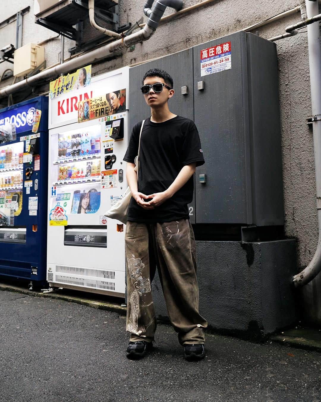 Droptokyoさんのインスタグラム写真 - (DroptokyoInstagram)「TOKYO STREET STYLE⁣⁣ ⁣⁣ Name: @__poconuma__⁣ Occupation: Student / Shop Staff (@dammit_tokyo)⁣ T-shirt: #UNIQLO⁣ Pants: #Vans⁣ Shoes: #PUMA⁣ Bag: #odpt⁣ Sunglasses: #Ksubi⁣ #streetstyle#droptokyo#tokyo#japan#streetscene#streetfashion#streetwear#streetculture#fashion#ストリートファッション#コーディネート#tokyofashion#japanfashion⁣⁣⁣⁣ Photography: @dai.yamashiro」7月31日 12時00分 - drop_tokyo