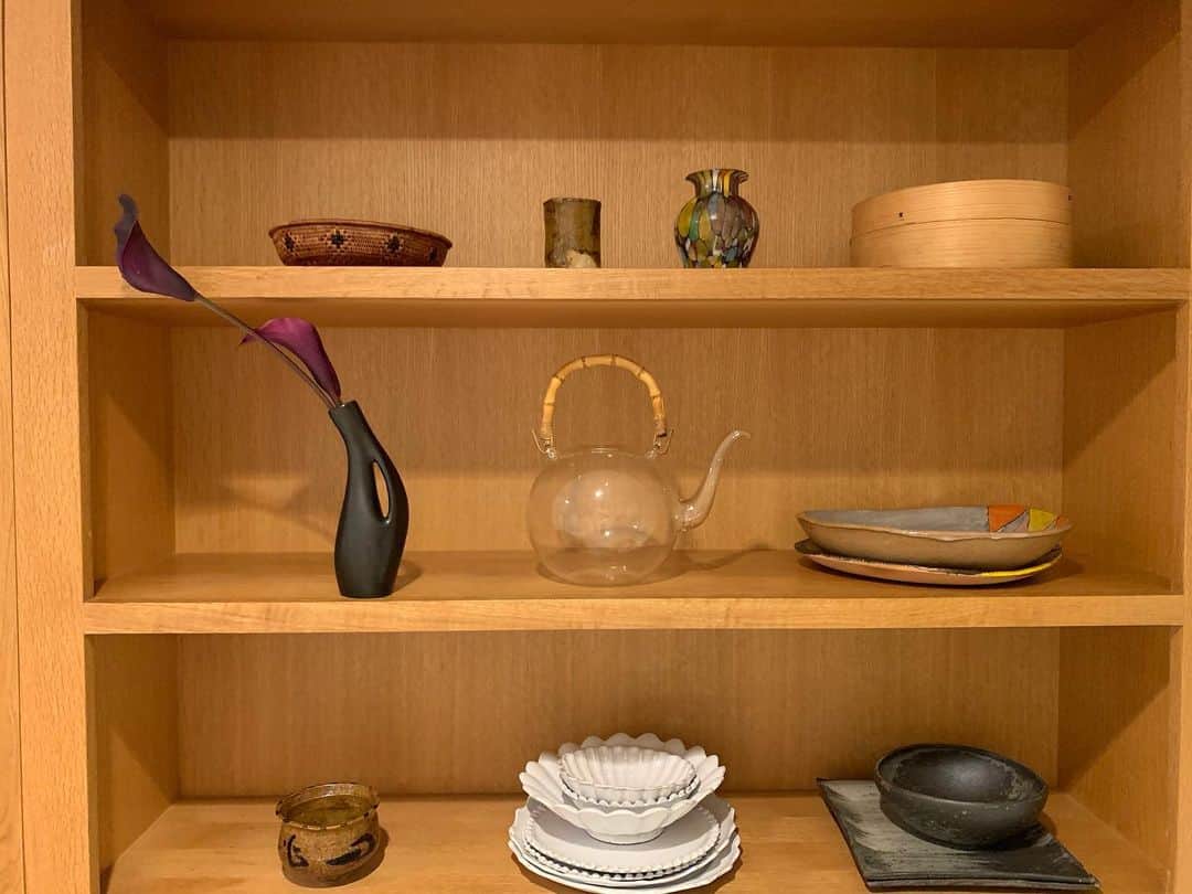 大塚良子さんのインスタグラム写真 - (大塚良子Instagram)「キッチンの棚はお気に入りを少しだけ置いてます。いまどうしようかなあと悩み中、ポートレートをイラストにしてくれる方にa4サイズの小さな絵をオーダーしてるので届いたら飾るつもり。そん時々の気分で色々変えていきたい。奥のスペースにはパソコンを置いて私の快適空間にしてます。#湯呑みと下の段の一番左の器と次郎さんのお父さんの陶芸作品　#心一つ　 #NewHome #homesweethome #kitchen  #kittensofinstagram #myspace  #homedecor #rubyatelier  #ニューヨーク移住　#ニューヨーク暮らし」7月31日 12時00分 - ryokokonami