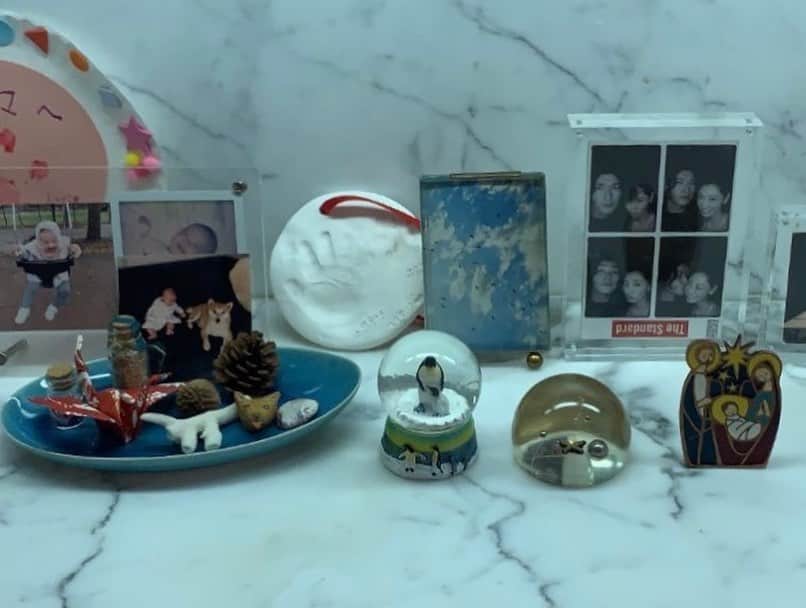 大塚良子さんのインスタグラム写真 - (大塚良子Instagram)「キッチンの棚はお気に入りを少しだけ置いてます。いまどうしようかなあと悩み中、ポートレートをイラストにしてくれる方にa4サイズの小さな絵をオーダーしてるので届いたら飾るつもり。そん時々の気分で色々変えていきたい。奥のスペースにはパソコンを置いて私の快適空間にしてます。#湯呑みと下の段の一番左の器と次郎さんのお父さんの陶芸作品　#心一つ　 #NewHome #homesweethome #kitchen  #kittensofinstagram #myspace  #homedecor #rubyatelier  #ニューヨーク移住　#ニューヨーク暮らし」7月31日 12時00分 - ryokokonami