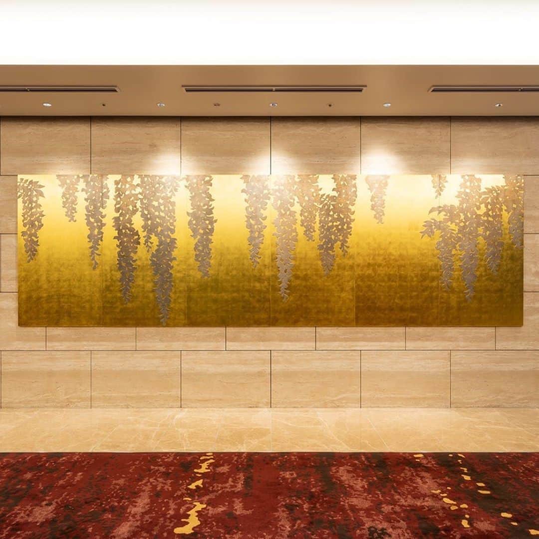 のインスタグラム：「【東京會舘アートへの誘いVol.3 ～東端唯氏の漆画作品「NON TITLE」～】﻿ ﻿ 東端唯（Yui Higashihata）氏は、1974年京都府の生まれで、漆工芸の家系に育ちました。高校卒業後に、漆芸家の鈴木雅也氏に師事し、漆の基本を学びます。京都工芸繊維大学でデザインを学び、現在、漆工芸の技法と、漆を通じて磨いた感性を基本に、建築、インテリアデザインの分野で新しい漆の可能性を探っています。﻿ ﻿ 東端唯氏の漆画作品「NON TITLE」は、「黄昏時に黄金色に輝く、皇居の藤棚」をイメージして制作されました。﻿ 東京會舘の地下1階エレベーターホールにてご覧いただくことができます。ぜひ本舘にてアートもお楽しみいただければと思っています。﻿ ﻿ #東京會舘 #tokyokaikan #art #higashihata #yui #tokyo #tokyoart #アート #東端唯 #Marunouchi #japanese﻿」