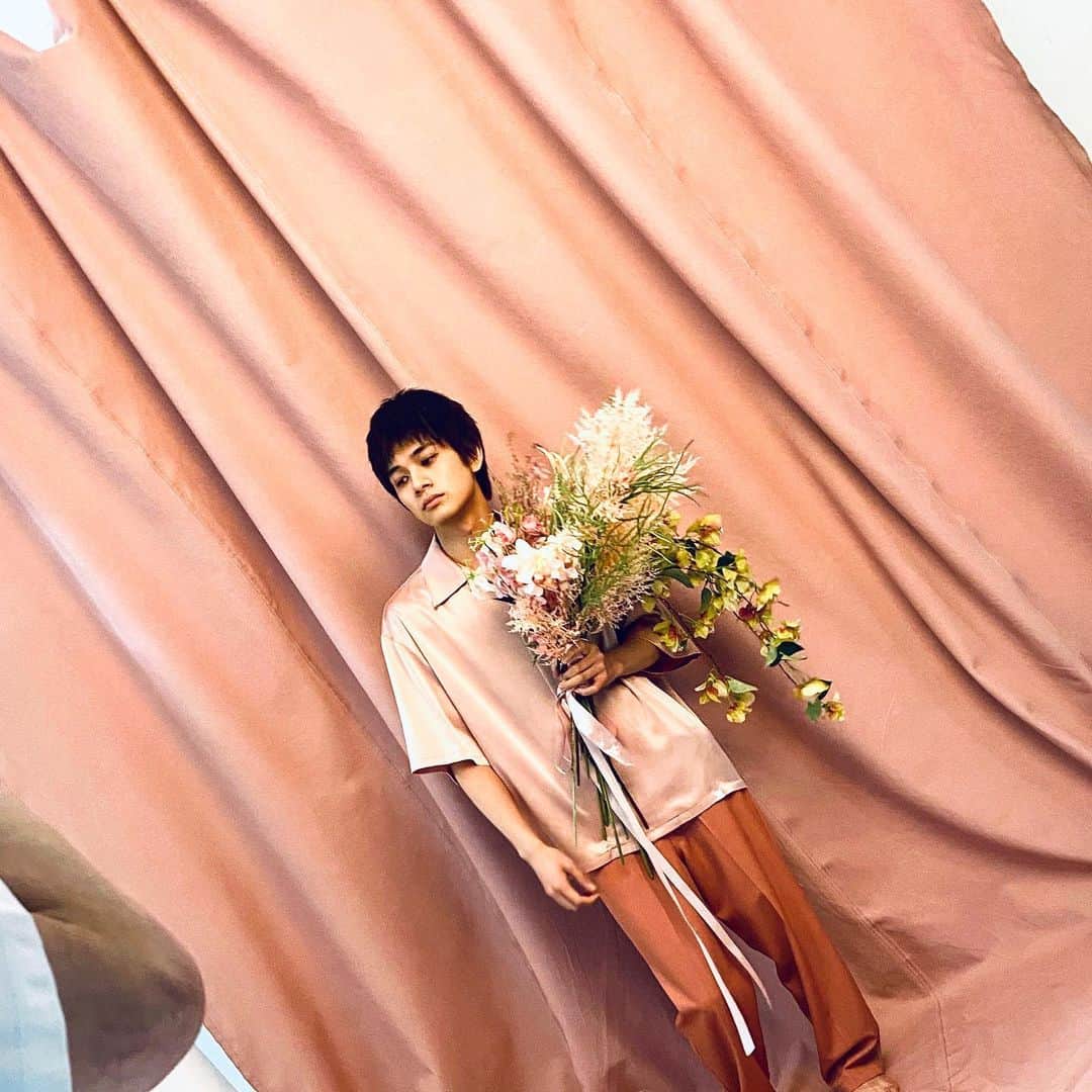 北村匠海さんのインスタグラム写真 - (北村匠海Instagram)「週刊ザテレビジョン8月12日発売号。  #ザテレビジョン #北村匠海 #ピンクを #あまり #あげてないことに #気付きました #ピンクピンクピンク #みなさん #何色が好きなのでしょうか」7月31日 12時01分 - takemekitamura