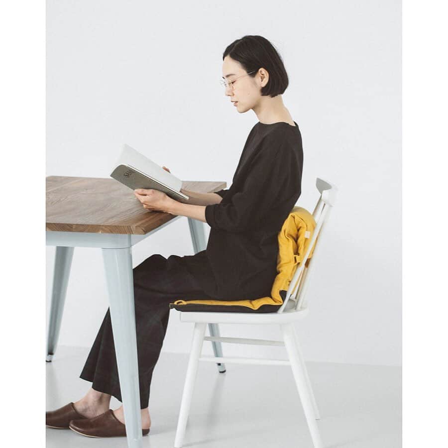 ナチュランさんのインスタグラム写真 - (ナチュランInstagram)「ナチュラン初登場！姿勢が整う「ISZABU」椅子に乗せる座布団／枕に重ねて寝ながら読書「HONTO」横向きでくつろげる枕﻿ ﻿ 骨格のプロである整体師のアドバイスに基づいて開発された、椅子の座布団「ISUZABU (イスザブ)」。﻿ 椅子に乗せて座るだけで、体に負担のない心地よい座り姿勢をつくります。ご自宅でのパソコン作業やリラックスタイムにもおすすめです。﻿ また、ベッドで使う枕「HONTO」もご紹介。寝ながら読書が楽に楽しめる、くつろぎ時間にぴったりのアイテムです。﻿ ﻿ ﻿ -----------﻿ ■ISZABU(イスザブ)　椅子専用ざぶとん﻿ (A・マスタード)［ZYS-2Z45-1636-A］﻿ (B・ヒワグリーン)［ZYS-2Z45-1636-B］﻿ ﻿ 背骨をS字に弯曲させ、骨盤が直立した腰に負担のかからない姿勢へ導く椅子専用の座布団。背もたれを曲げ伸ばしすることで、椅子を変えずとも生活の中のON/OFFのシーンに合わせた２つの座り方にアレンジすることができます。長く愛用していただけるように上質な倉敷帆布を使用し、一つ一つ手作りで作られています。持ち手付きなので持ち運びも便利です。﻿ ﻿ ﻿ -----------﻿ ■読書枕HONTO 三河木綿 三重織ガーゼカバー (A・グレイアッシュ)［ZYS-2Z45-1637-A］﻿ (B・ブックシェルフ)［ZYS-2Z45-1637-C］﻿ ﻿ 横向き寝での寝ながら読書のために生まれた「HONTO」の枕。今お使いの枕の上に乗せて使うことで、不足した高さを補い、横向き寝姿勢を立った状態に近づけることができます。オリジナル柄のカバーには愛知県蒲郡で織った、三河木綿のトリプルガーゼを使用。取り外して洗えるので衛生面も安心してお使いいただけます。﻿ ﻿ ﻿ ﻿ ﻿ ------------------------------﻿ ▶️お買いものは写真内のタグをタップしてくださいね。またはプロフィールからもナチュランへリンクしています。→@natulan_official﻿ ﻿ ▶️写真内のタグは、販売中でも消えている場合がございます。ぜひ、ナチュランの検索窓から、注文番号又は商品名を、検索してみてくださいね。﻿ ﻿ ▶️プロフィール画面では、季節のおすすめ商品や、再入荷情報をご紹介しています。ぜひ、ご覧くださいませ。→@natulan_official﻿ ﻿ ----------- #lifewear #fashion #今日のコーデ #コーディネート #ファッション #ナチュラル #ナチュラン #natulan #日々の暮らし #暮らしを楽しむ #シンプルライフ #シンプルコーデ #大人女子 #大人コーデ #ナチュラルコーデ #ISUZABU #イスザブ #座布団 #HONTO #読書枕 #枕 #テレワーク #リモートワーク #在宅勤務 #在宅ワーク #姿勢改善 #肩こり改善 #jzysscreation #ジスクリエーション #natulan_official @cam_be」7月31日 12時02分 - natulan_official