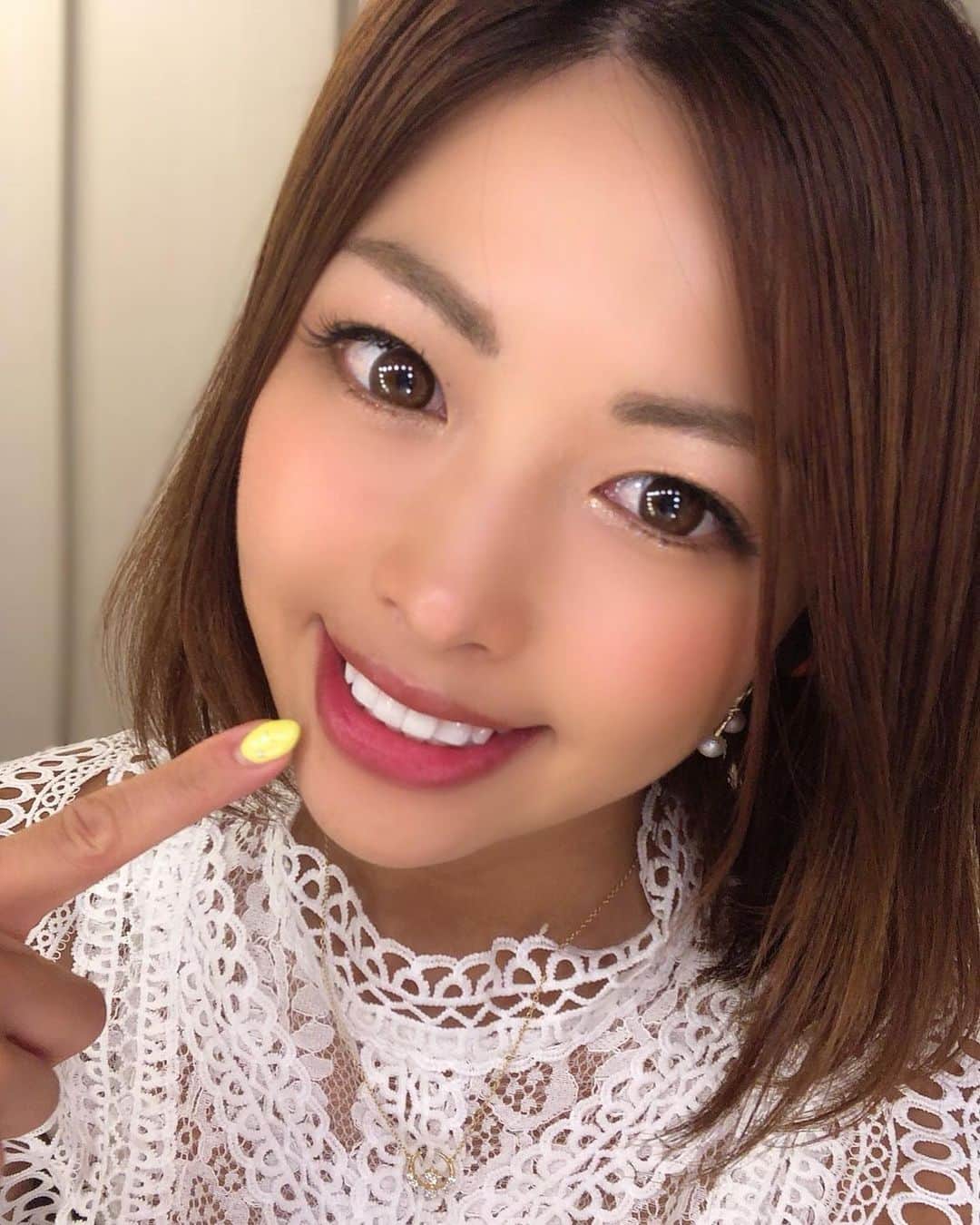 あおい夏海さんのインスタグラム写真 - (あおい夏海Instagram)「こんにちは🤗 先日、月一で通ってるホワイトニングにいってきたー！ いつもお世話になってるライトビューティさんの 新店舗銀座店に！ @light_beauty_ginza . 駅チカで綺麗なお店でした！ . ここのホワイトニングは1度で本当に白くなる😍✨ . お友達もここでホワイトニングして、みんな白くなったーって感激してた💕 . 清潔感がある白い歯は仕事でもプライベートでも絶対に大切✨✨ . 気になった方は @light_beauty_ginza @light_beauty_ebisu までDMしてみてね。 私のインスタ見たと言って貰えたら、割引なりまーす🎵☺️ #ホワイトニング #lightbeauty #銀座 #白い歯 #美歯口 #ホワイトニングサロン #清潔感 #あおい夏海 #恵比寿 #女子力アップ #男子力 #美は一日にしてならず」7月31日 12時05分 - natsumi.aoi