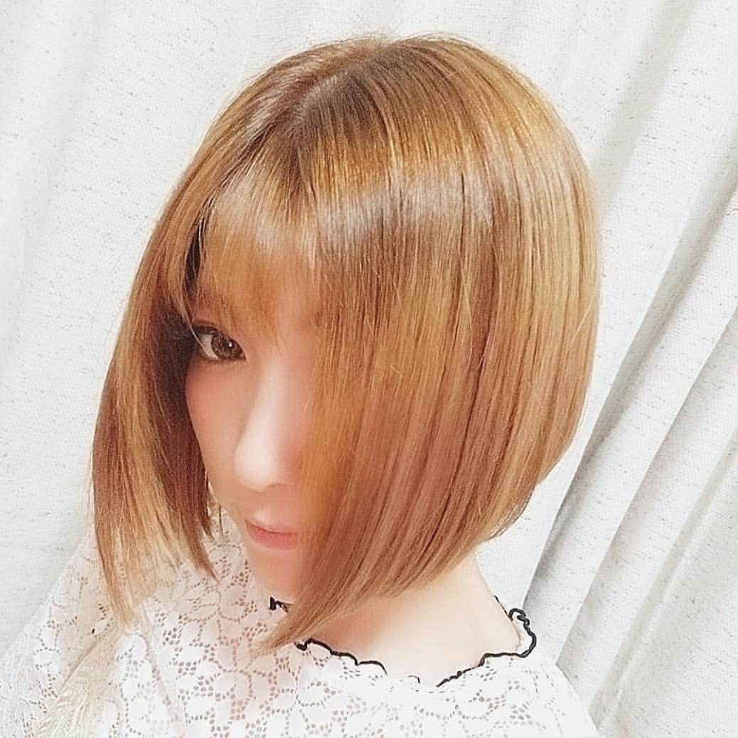 石関友梨のインスタグラム：「憧れの前下がりボブまであともう少し( *´﹀`* )♪  以前内側をすきすぎたので、伸びるまでまだ理想のショートボブにはなってない  ブリーチとカラーしすぎて髪色がまだら  ゆりもりカットが知りたいとのコメントいただいたので後ろ横も(*¨*)  円形脱毛もすっかり治りました♡  #ヘアカット #ヘアカラー #ブリーチ #髪の色素が強すぎてヘアカラーじゃ色が入らない #ブリーチはもうやってないけど #染めるというより脱色してる #パキパキのクールな感じが最終形態 #内側の髪伸ばし中  #憧れの前下がりボブ」