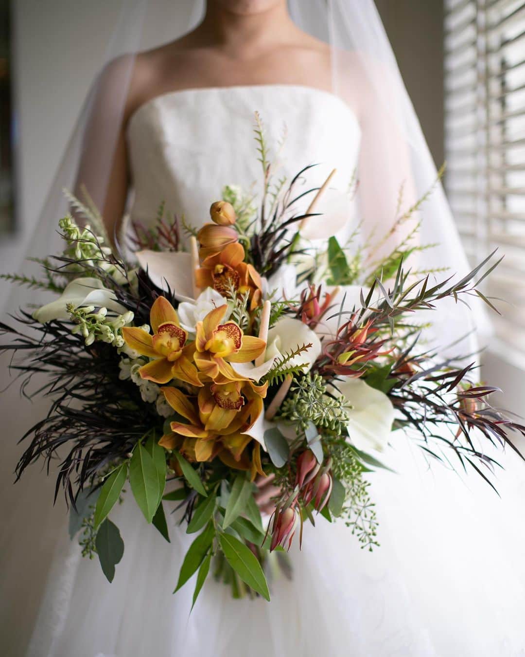 RealWeddingsのインスタグラム：「琥珀色をアクセントにしたBouquet♡ .  Planning:@realweddings_hawaii﻿ Photo:@visionarijapan﻿  @jasondengphoto﻿ Bouquet:@flowersfortwo﻿ Hair&Make Up:@hisami_hairmake﻿ ﻿ #ハワイ挙式#ハワイウェディング#ハワイ婚#リゾ婚#ハワイフォトツアー#ハワイ前撮り#リゾ婚ハワイ#プレ花嫁#ハワイウェディングプランナー#フォトウェディング#海外挙式#花嫁準備#日本中のプレ花嫁さんと繋がりたい#全国のプレ花嫁さんと繋がりたい#2020秋婚#2020冬婚#2021春婚#結婚式準備﻿ #hawaii#wedding#instawedding#instaphoto#hawaiiwedding#hawaiiweddingplanner#realweddings_hawaii」