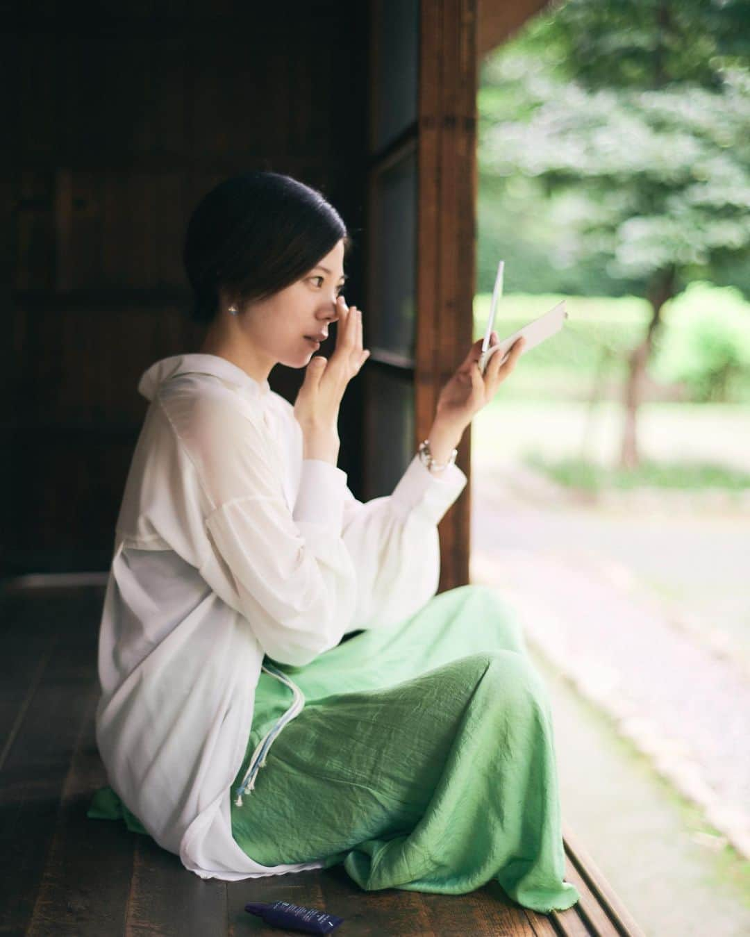 桜木梨奈さんのインスタグラム写真 - (桜木梨奈Instagram)「‪プロテクト‬ ‪若さに胡座は‬ ‪もうかけぬ‬  ‪#photographer  斎藤雄太郎さん @apriori.scapes   ‪#写真 #ポートレート #photography #model #actress #make #makeup #三十路の梅雨 #梅雨 #三十路を謳歌 #防備中 #無防備 #桜木梨奈 ‬」7月31日 12時19分 - rina_sakuragi