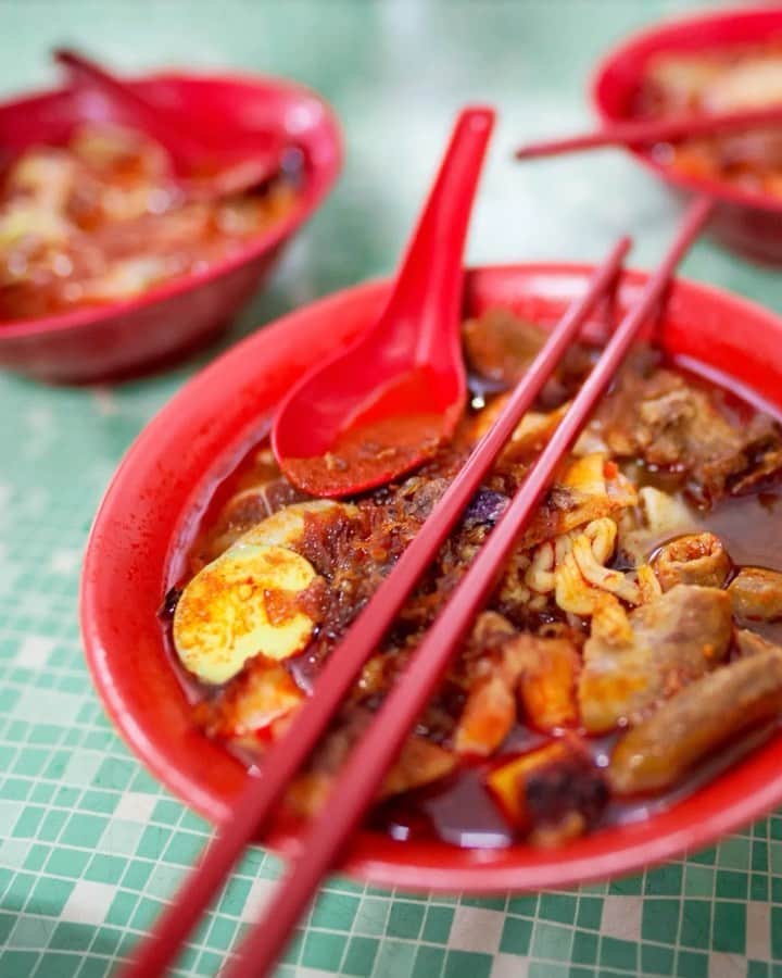 エアアジアのインスタグラム：「Calling all foodies: let’s have a feast in Penang!   Enjoy all that Penang has to offer. Book your flight + hotel combo today at airasia.com   Just #SNAP it! ✈️❤️🍽 ________ T&C: https://air.asia/w5cq7」