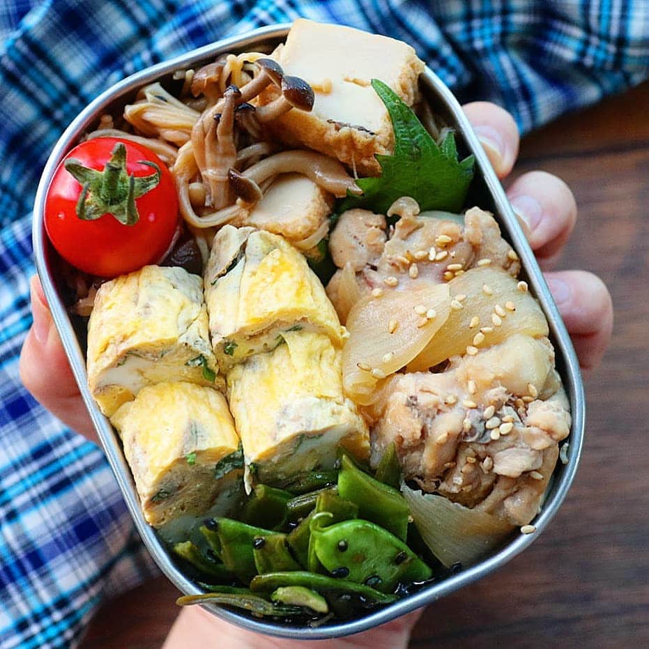 yukirichi119のインスタグラム：「2020/07/31(金) #2020ゆきりち弁当 ＊ おこんにちはーーー😊 昨日、忌明けの挨拶をしにオットの実家行って お昼ご飯ごちそうになって。 焼いたホッケが美味しくて感動😭 ホントに素朴なフツーの和食なんだけど、 義母のご飯って たまにしか食べられないから噛みしめたー。 お味噌汁もご飯も全部噛みしめたー。 ホント美味しかった😋 またご飯食べに行きたい😆😆😆 ＊ ゆるっと糖質オフのオット弁当🍱 お弁当箱⇒360㎖ ✼••┈┈┈┈••✼••┈┈┈┈••✼ ●手羽元のにんにくしょうゆ煮込み✪ ●厚揚げとキノコの炒め煮 ●大葉入り玉子焼き ●実家産モロッコインゲンのピリ辛炒め ✪→2冊目著書にレシピあり〼 ✼••┈┈┈┈••✼••┈┈┈┈••✼ 1冊目が なかなか手に入らない状態が続いてます🙏 8月アタマには入りますので Amazon、楽天ブックスで予約をお願いします❗ ＊ 秋田駅前の宮脇書店さんは 1冊目も2冊目もいっぱい置いてくれてたよー✨👍 確かめてきた😂 宮脇書店さん、サイコーすぎる💕 2冊目の著書📕お陰様で重版✨ 【メリハリ糖質オフ 週明け｢満足サラダ｣と週後半の｢しっかりお肉｣】 (KADOKAWA) プロフ( @yukirichi119 )からAmazonに飛べます📖 --------------------------------------------------- #野菜たっぷり #新鮮野菜 #ゆる糖質制限 #作り置き#常備菜 #ゆきりち #工房アイザワ #昼食 #diet #お弁当 #弁当 #健康 #食べて痩せる #bento #旦那弁当 #lunchbox #昼ごはん #Japanesefood #手羽元 #厚揚げ #作り置き #手抜き弁当 #痩せる #ダイエット #モロッコインゲン #夫弁当 #腸活 #炭水化物抜き #宮脇書店 #ゆる糖質オフ」