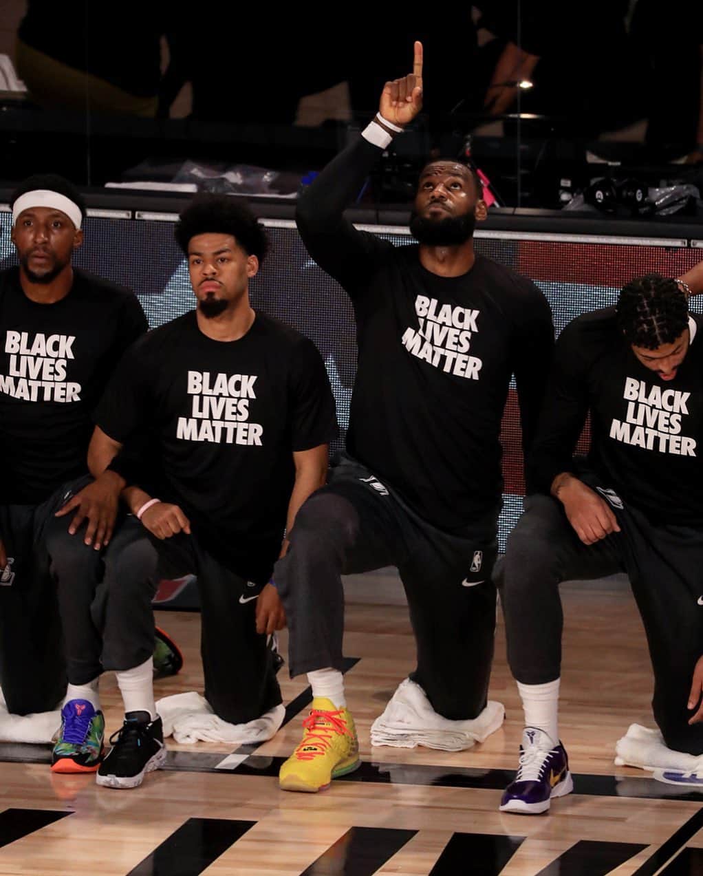 Just Jaredさんのインスタグラム写真 - (Just JaredInstagram)「LeBron James and the rest of the NBA players who played in tonight’s reopening all took a knee during the national anthem as a nod to the Black Lives Matter movement. #LeBronJames #BLM #BlackLivesMatter Photo: Getty」7月31日 12時29分 - justjared