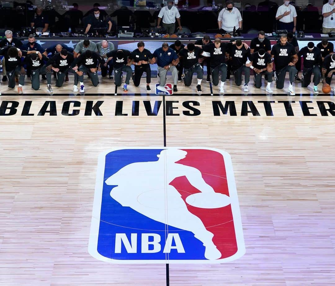 E! Onlineさんのインスタグラム写真 - (E! OnlineInstagram)「The #NBA is officially back with numerous dedications to BLM. 🏀 🖤 📍Orlando, Florida (📷: Getty)」7月31日 12時31分 - enews