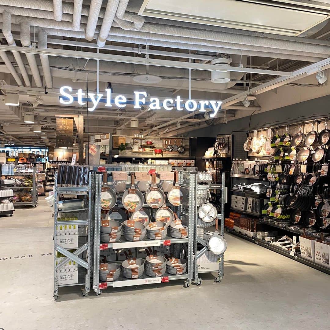 みなとみらい東急スクエアさんのインスタグラム写真 - (みなとみらい東急スクエアInstagram)「明日、8/1(土)、みなとみらい東急スクエア ② 3Fに『Style Factory』がオープン✨  『Style Factory』はカインズが提案するLIFE STYLEをテーマにしたお店。  店内には、毎日の生活に取り入れたくなるアイテムやアイデアが沢山！カラフルなキッチン雑貨、夏にぴったりなペットウェア、収納グッズなどなど、見ているだけで楽しくなります😊  また、壁紙やペイント用品等は、DIYが好きな人も大満足の品揃えですよ〜！  本日はプレオープンで20:00まで営業しております。ぜひ、お立ち寄りくださいませ😉  #横浜 #yokohama #kanagawa #みなとみらい #みなとみらい東急スクエア #mimatomiraitokyusquare #mm #mimatomirai #クイーンズスクエア横浜 #queenssquareyokohama #stylefactory #スタイルファクトリー #カインズ #cainz #DIY #生活雑貨」7月31日 12時40分 - minatomirai_tokyusquare