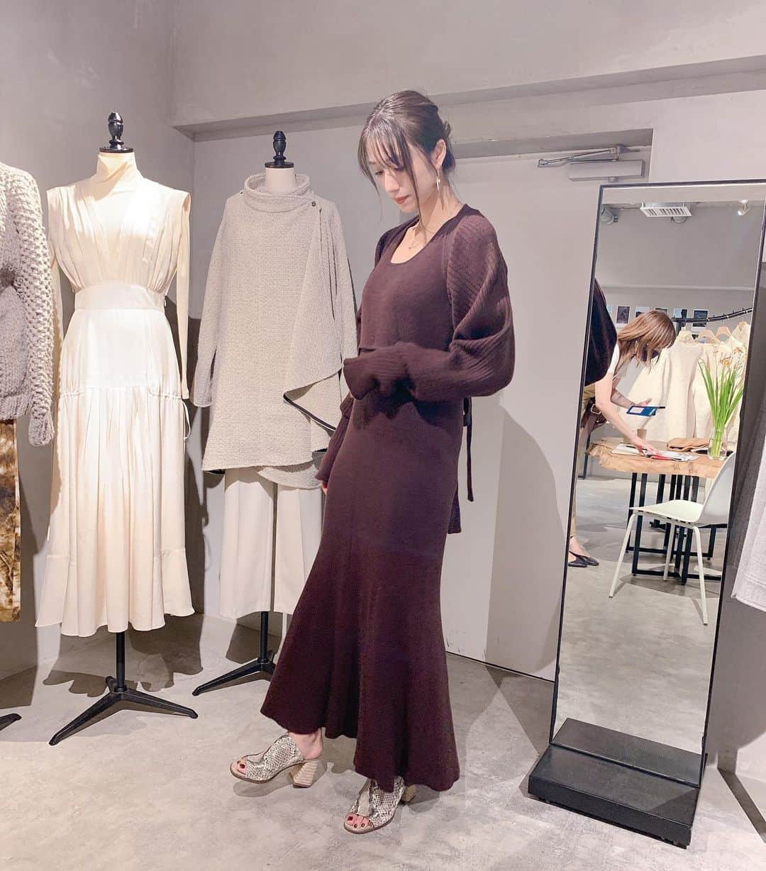 のインスタグラム：「一昨日は展示会day❤️  スタイリストのユキエさんと、 MASH→ELENDEEK→casaflineの3件巡りました☺︎ 久々の展示会だったよいな気がします。  @casa_fline では、ずっと会いたかった佐藤さんにようやくお会いできて、嬉しかったぁ〜❤️  @casa_fline はsustainable fashionを代表するブランドで、 地球にも人にも優しいモノづくりを目指して生産背景からこだわり、持続可能なファッションブランドとして誕生して以来、急速に人気になりましたよね🌍❤️  デザインも好みなのですが、ブランドポリシーも込みでとても好きなブランドです😊  ブラウンニットのセットアップを オーダーしました😊 もう気分はすっかりAWです。  届くの楽しみだなぁ〜❤️  Pythonのサンダルは👡 @rockport_jp   ☺︎」
