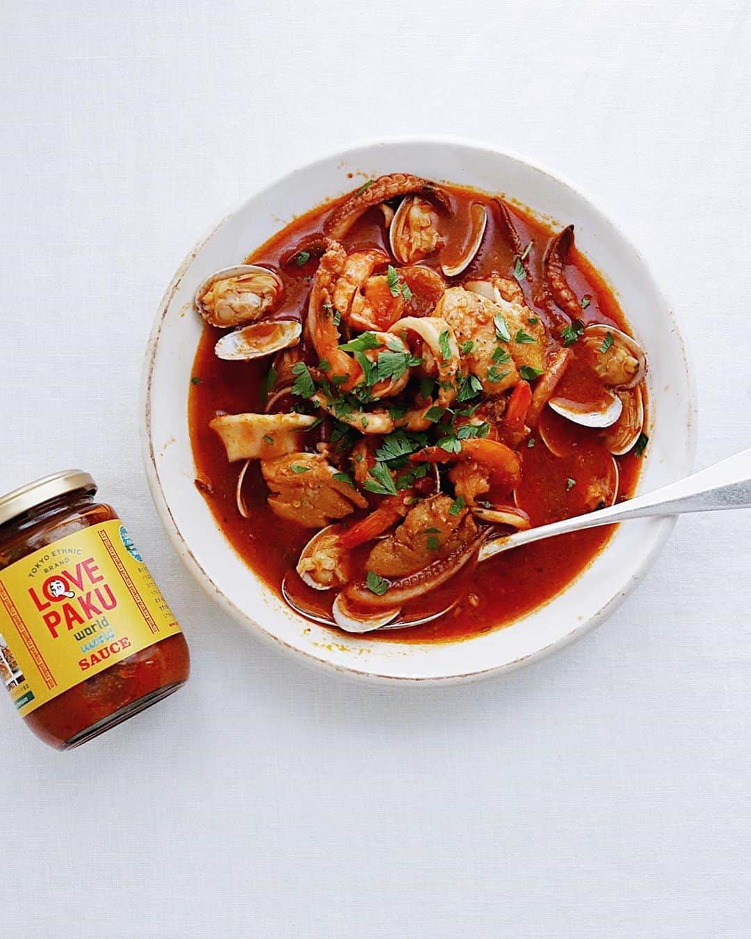のインスタグラム：「soup curry . お昼は魚介のスープカレー。 アサリ、イカ、エビ、タラ、 たっぷり魚介をニンニクと 鷹の爪とカレー粉で炒めて、 白ワインでさっと蒸したら、 トマトジュース、ラブパク、 さっと煮て、パセリをパッ、 旨味たっぷり美味しく完成。 . 開催中のラブパクのカレーキャンペーン、たくさんの参加ありがとうございます！ちなみに今日は７月の締め切りですよ！引き続き８月もありますでのみなさまよろしくです。 . ＜お知らせ＞ ６月から８月の期間で #ラブパク タグ付けしラブパクを組合わせたカレーの投稿をすれば抽選で毎月５名の方にラブパクとエプロンの当たるキャンペーンが開催中！ 👉 @lovepakcheesauce . . #金曜日はカレーの日 #スープカレー #シーフードカレー #カレーなる夏 #エスニック #万能調味料 #相性抜群 #絶対美味しいやつ #lovepaku #curry #lovepakcheesauce #soupcurry #currygram #🍛」