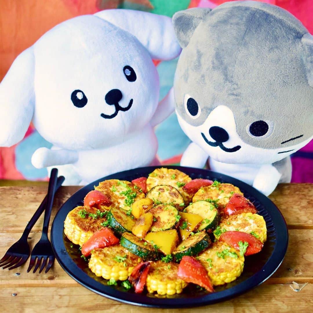 のインスタグラム：「【ダス犬とつくろ♪ヘルシー料理】 やみつきになる味わい！ フライパン1つで作れるよ！  ●やみつき野菜のグリル※5人分 とうもろこし  1本 ズッキーニ  大きめ1/2本 赤パプリカ  1/4個 黄パプリカ  1/4個 オリーブオイル 大さじ2  パセリ 適量  A アーモンドパウダー 大さじ2  塩 小さじ1/2  ガーリックパウダー 小さじ1/2  スモークドパプリカパウダー 小さじ1  てんさい糖  小さじ1/2  1.とうもろこし、ズッキーニは1.5cmほどの輪切りにする。パプリカはいずれも乱切りにする。  2.フライパンにオリーブオイルを大さじ1をひいて、中火でとうもろこしを焼く。両面に焼き目 がついたらいったん皿にあげる。 3.再度フライパンにオリーブオイル大さじ1をひき、ズッキーニとパプリカを焼く。両面焼いたら、とうもろこしをフライパンに戻して弱火にする。  4.Aの材料をよく混ぜ合わせ、フライパンの野菜に半分ほど均一にふりかける。野菜を全て裏返し、残りのパウダーを全体的にふりかける。  5.皿に盛り付け、みじん切りにしたパセリを散らす。  *MEMO* おうちでバーベキュー気分が味わえる野菜のグリル♪パプリカパウダーは全く辛くないので、辛い味がお好きな方はチリパウダーをほんの少し加えるとピリリとスパイシ ーで大人っぽい味わいに！パウダーを加えてからは焦げやすいので、片面30秒ほど軽く火を通す程度に。  レシピ監修 @iina_veganfoodcreator」