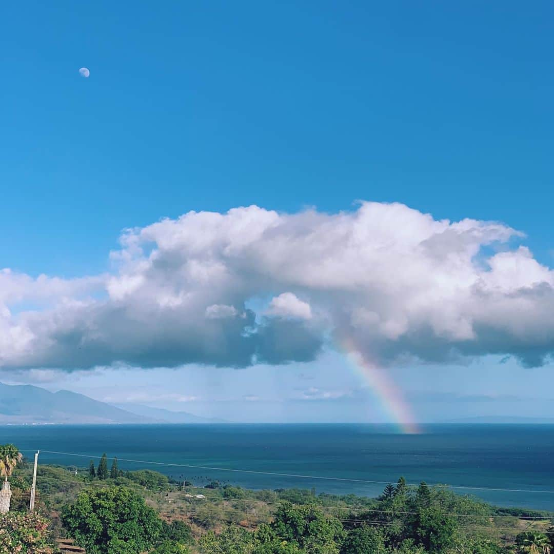 吉川ひなのさんのインスタグラム写真 - (吉川ひなのInstagram)「月と空と雲と虹と海🌈」7月31日 12時38分 - hinanoyoshikawa