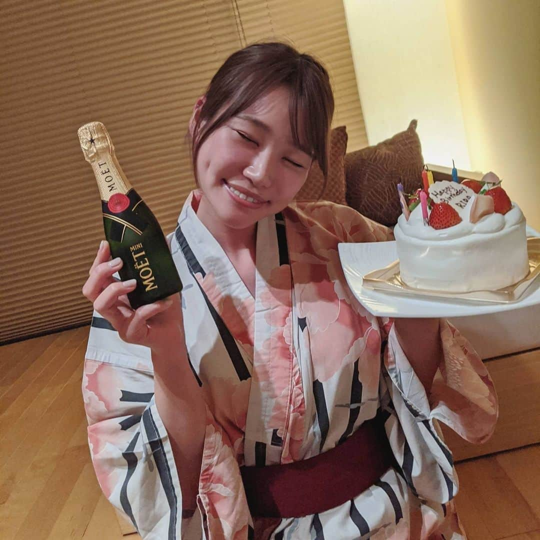 夏希リラさんのインスタグラム写真 - (夏希リラInstagram)「先日28歳になりました🥳﻿ ﻿ 私も私の周りの方もみんな笑顔になるような1年にするぞー💗﻿ お祝いのコメントありがとうございます🥺﻿ ﻿ アイドルの時は歳をとるのが怖かったけど今は何だか毎年幸福感が上がっている気がして嬉しいです🍀﻿ ﻿ サロンをオープンしてから周りの方の有り難さを改めて感じてたくさん助けられています。ありがとう😭﻿ 28歳もパワフルに頑張っていくのでよろしくお願いします💗﻿ ﻿ お酒飲んでて顔赤い写真ばかりだ🙄﻿ 誕生日は久しぶりにゆっくりと温泉に行って癒されました♨﻿ ﻿ ﻿ #誕生日 #birthday #28歳 #箱根 #金乃竹 #温泉 #ありがとう」7月31日 12時43分 - rira_buu