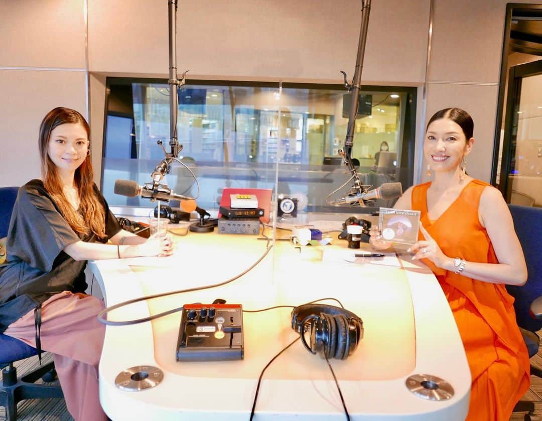 小柳ゆきのインスタグラム：「‪【ラジオ出演情報】‬  ‪■7月31日(金) 23:30-24:00‬ ‪J-WAVE「VOLVO CROSSING LOUNGE。」‬ ‪ナビゲーターは、#アンミカ さん! とてもお綺麗でした😊  ‪■8月1日(土)～8月14日(金)‬ ‪「ナオミのロンドンCalling」‬  若き小柳ゆきがロンドンに行った話には欠かせない人「ナオミさん」❗️  ロンドンで色々と助けてくれた方です🤗 楽しくリモートで収録しました！  ‪こちら放送局一覧です👇‬ ・FM軽井沢  土曜12:30～13:00 ・BAY WAVE  日曜17:00～17:30 ・FMいわぬま  火曜13:30～14:00 ・FMたいはく  水曜(第２・４)20:30～21:00 ・BE FM  金曜20:30～21:00 ・FMいずみ  水曜17:30～18:00  どちらも ‪是非チェックしてくださいね🤗‬ ‪by STAFF‬ #小柳ゆき #ロンドン」