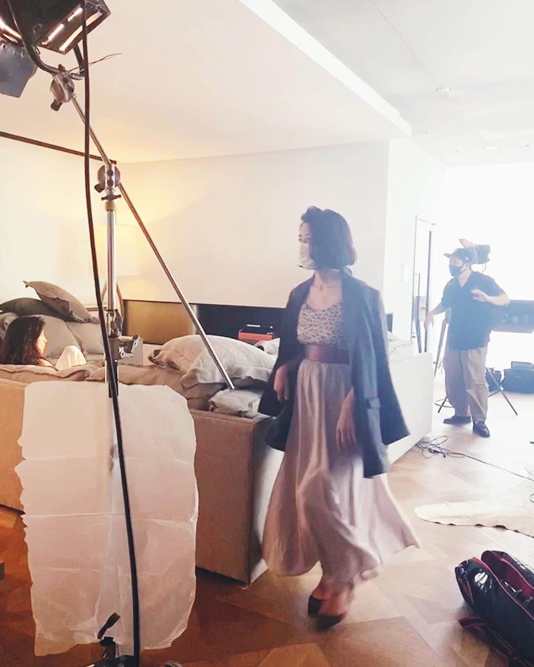 のインスタグラム：「You don't know who it is? It's me recently.😷  最近、めっきりアシスタントによる盗撮写真をあげることが少なくなってしまいました。  だって普段は顔の2/3がマスクで覆われていて誰だか分からないんですもの。  東京の今日発表の感染者数もなかなか多いそうで。 用心せねばね。  #shootingday」