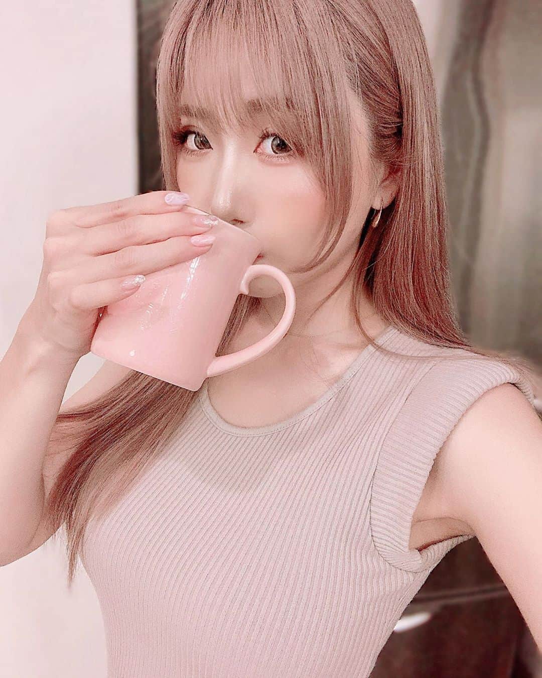 春咲ひなたのインスタグラム：「☕💭🤎 もはや寝る直前まで飲んでるね。 #おはようからおやすみまで #コーヒー中毒 . #コーヒーのある暮らし#コーヒー好き #東京#新宿#歌舞伎町#キャバ嬢#もはや#あざとい#元キャバ嬢#マツエク#春咲ひなた#YouTube#youtuber . YouTubeに関する問い合わせ先♡  株式会社YEEELL 〒150-0002  東京都渋谷区渋谷3-27-11 祐真ビル新館5F  info@yeeell.jp」