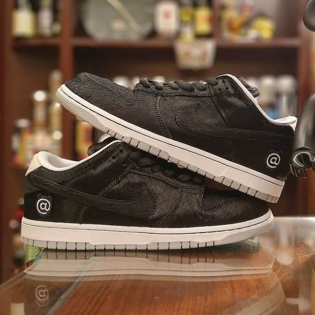 Sneaker Newsさんのインスタグラム写真 - (Sneaker NewsInstagram)「An updated look at the upcoming MEDICOM TOY x Nike SB Dunk Low has emerged. Dressed in a full black hairy upper, this collaboration continues one of the most storied lineages in Nike SB Dunk history. Hit the link in our bio for more details.」7月31日 13時01分 - sneakernews