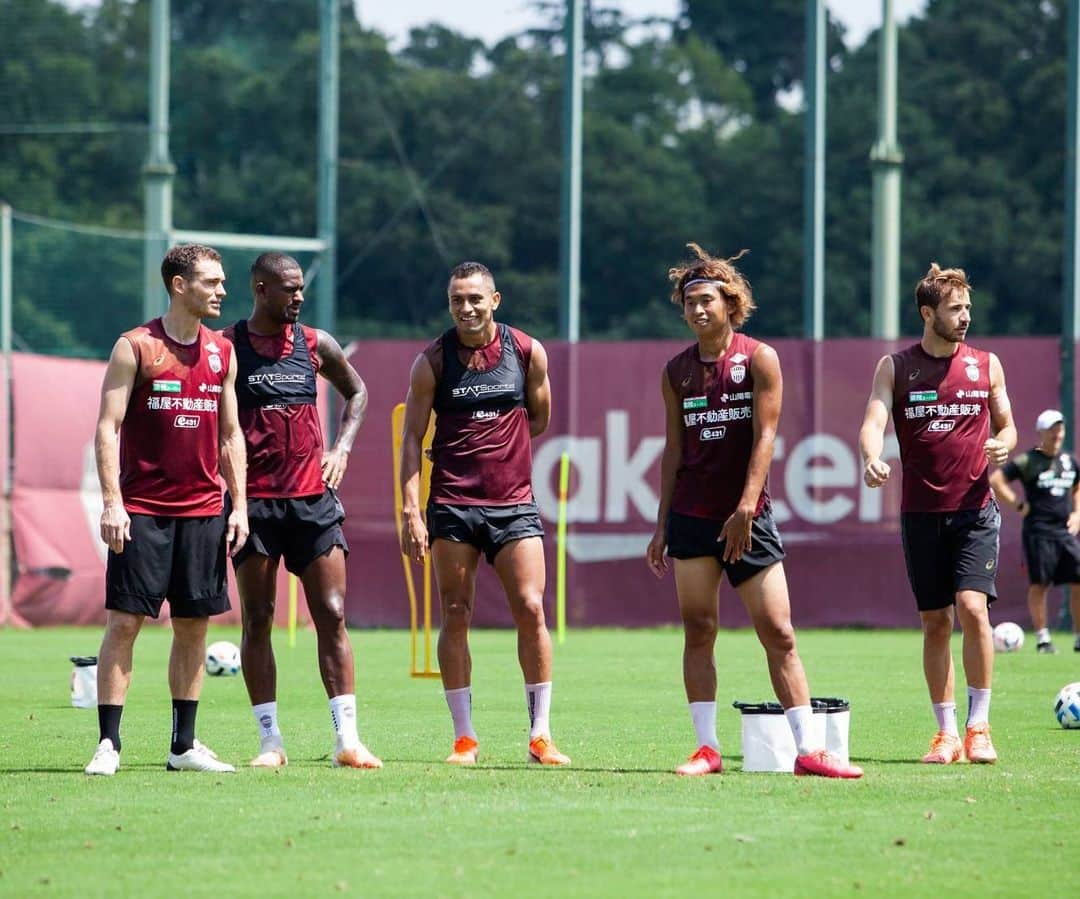 ヴィッセル神戸さんのインスタグラム写真 - (ヴィッセル神戸Instagram)「The team is in good spirits! ☺️ .  #vissel #visselkobe #ヴィッセル #ヴィッセル神戸 #Kobe #神戸 #WeAreKobe #KobeForeverForward #一致団結 #JLeague #Jリーグ #DAZN」7月31日 13時15分 - visselkobe