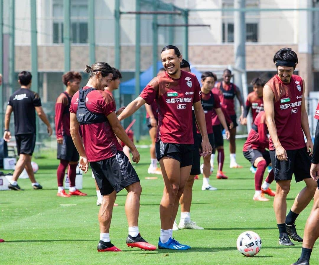 ヴィッセル神戸さんのインスタグラム写真 - (ヴィッセル神戸Instagram)「The team is in good spirits! ☺️ .  #vissel #visselkobe #ヴィッセル #ヴィッセル神戸 #Kobe #神戸 #WeAreKobe #KobeForeverForward #一致団結 #JLeague #Jリーグ #DAZN」7月31日 13時15分 - visselkobe