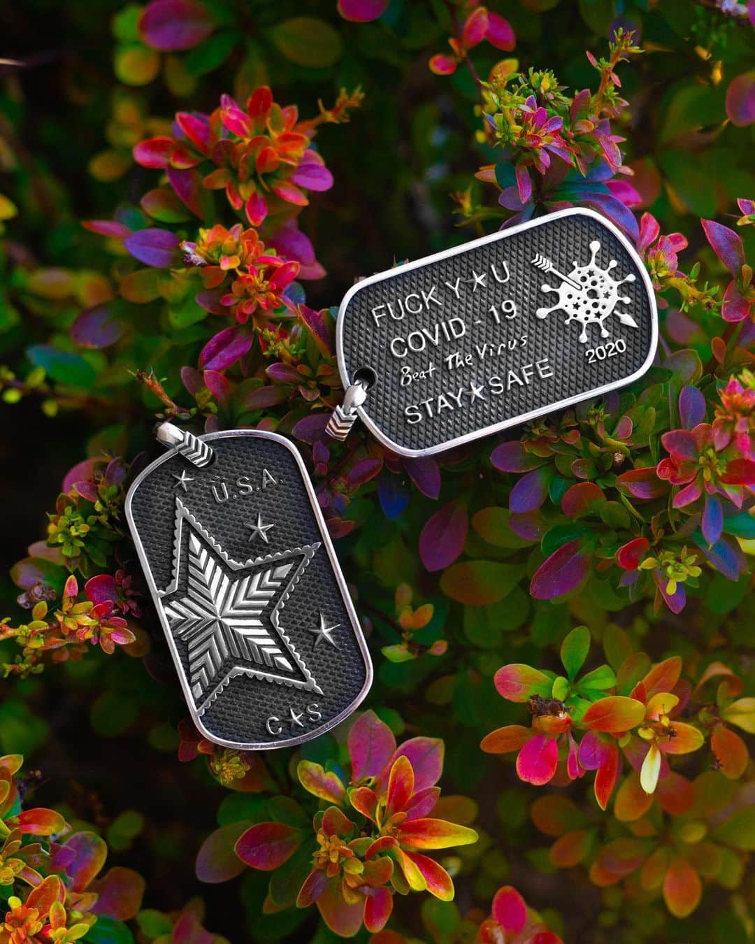 コディ サンダーソンのインスタグラム：「🏆【Dog Tag - C★S★ Beat The Virus】 These exquisite creation is dedicated to all the people of the world who have continued to have faith, trust and perseverance that we will all get through this pandemic together much better, bigger and stronger than we once were.   2020 has been a year full of hardships and challenges.  We must face these challenges together to defeat this disease, continue the war and stop the suffering of so many people and at the same time, to pay our highest respect to all the rescue teams all over the world!  As a big thank you to all the medical workers from doctors to nurses to first responders, we are donating a portion of the profits from the sale of these special limited edition pieces to various global medical organizations to help continue the fight against COVID-19!!!  Please help us do our part!!!   #BeatTheVirus #Covid19  #CodySanderson   【 軍牌-C★S★擊敗病毒】  這些精湛的創作致力奉獻給世界上所有繼續擁有信念，信任和毅力的人們，我們將比以往任何時候都更好，更大，更強大地共同度過這場大流行。   2020年是充滿艱辛和挑戰的一年。  我們必須共同面對這些挑戰，以戰勝這種疾病，繼續戰爭並停止許多人的痛苦，同時，我們要對世界各地的所有救援隊表示最高的敬意！   非常感謝所有從醫生到護士再到急救人員的醫務人員，我們將這些特殊限量版產品的銷售利潤中的一部分捐贈給了各個全球醫療組織，以幫助繼續對抗COVID-19！ !!  請幫助我們盡我們的一份力量！！！➕➕➕」