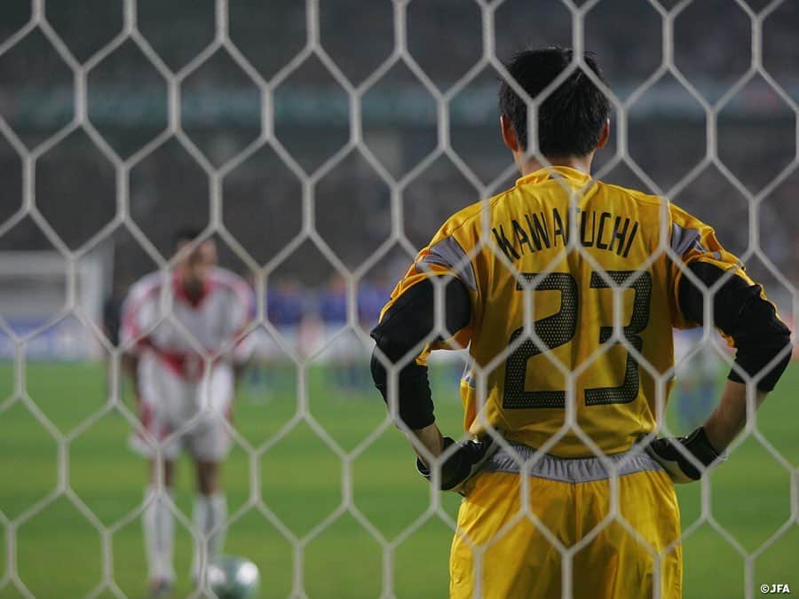 日本サッカー協会さんのインスタグラム写真 - (日本サッカー協会Instagram)「【#OnThisDay】2004.7.31🔙 ・ AFCアジアカップ中国2004 準々決勝 #日本代表 1-1(PK4-3) ヨルダン代表 📍重慶 ⚽#鈴木隆行 ・ 16年前の今日。PK戦までもつれ込んだ戦い。日本は2人連続で失敗し窮地に追い込まれるも、#川口能活 選手（現 #U23日本代表 GKコーチ）が連続セーブ。劇的な勝利となった。 ・ GK #川口能活 DF #田中誠 ⇒115' #松田直樹 #宮本恒靖 #三都主アレサンドロ #加地亮 #中澤佑二 MF #遠藤保仁 ⇒56' #中田浩二 #中村俊輔 #福西崇史 FW #鈴木隆行 #玉田圭司 ⇒72' #本山雅志 ・ #jfa #daihyo #SAMURAIBLUE #AsianCup2004」7月31日 13時19分 - japanfootballassociation