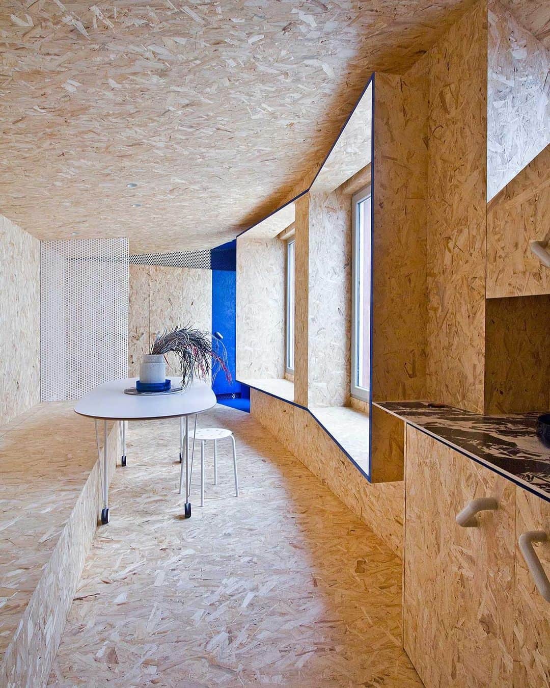 Design Milkさんのインスタグラム写真 - (Design MilkInstagram)「Inside this home designed by @fpenterprise, Perani used affordable materials, like Warm OSB (non-toxic Oriented Strand Board), a bold blue color that gives nod to Persian indigo, and diagonal lines to offer a dramatic yet playful aesthetic. The OSB’s textured grain offers a unique backdrop to the space, allowing the glossy blue resin accents to pop. 💙 designmilk[dot]com」7月31日 13時20分 - designmilk
