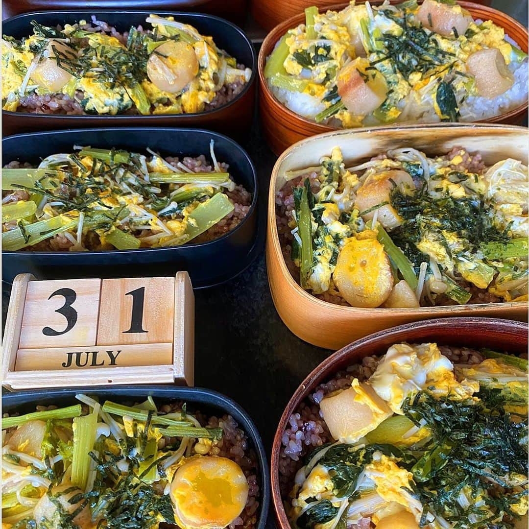 岡本安代さんのインスタグラム写真 - (岡本安代Instagram)「▶︎長女特製⭐️オフタマ丼弁当！ お麩✖️卵✖️小松菜 今週のテーマ『丼』その最終日！ . 👉大変です。母寝坊しました。 👉最強です。もう出来上がってました。 👉感謝です。長女が台所クリーンナップ。 ☝️お麩好きカンちゃん本領発揮。 ☝️コスパ最強ナンバーワン。  . #丼 #丼弁当#お麩 #卵#小松菜#えのき #お弁当#おべんとう #時短料理 #子育て#食育#ママ #アナウンサー #中学生男子弁当 #高校生男子弁当 #５人の子育てママウンサー#岡本安代#ブログ #走り続ける岡本家」7月31日 13時25分 - okamoto.yasuyo