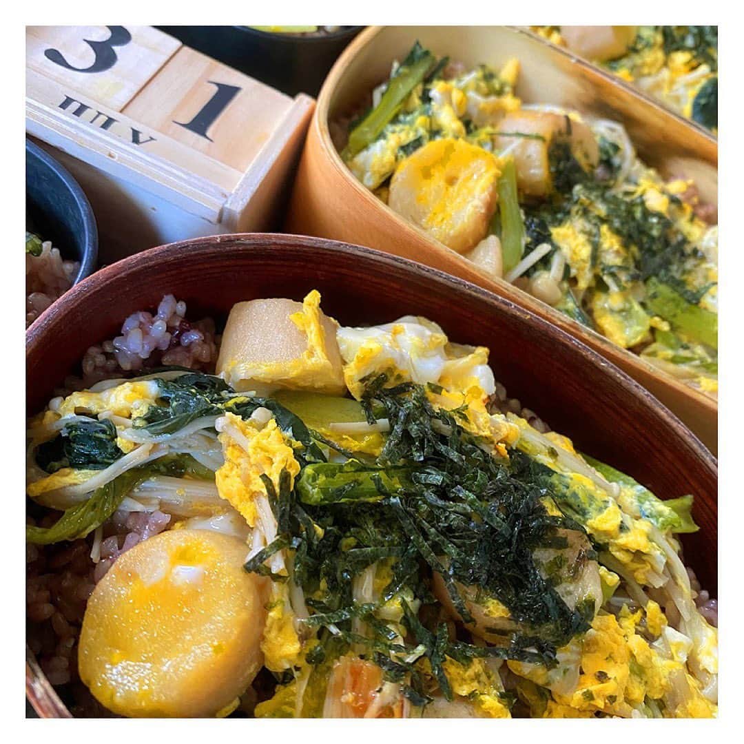 岡本安代さんのインスタグラム写真 - (岡本安代Instagram)「▶︎長女特製⭐️オフタマ丼弁当！ お麩✖️卵✖️小松菜 今週のテーマ『丼』その最終日！ . 👉大変です。母寝坊しました。 👉最強です。もう出来上がってました。 👉感謝です。長女が台所クリーンナップ。 ☝️お麩好きカンちゃん本領発揮。 ☝️コスパ最強ナンバーワン。  . #丼 #丼弁当#お麩 #卵#小松菜#えのき #お弁当#おべんとう #時短料理 #子育て#食育#ママ #アナウンサー #中学生男子弁当 #高校生男子弁当 #５人の子育てママウンサー#岡本安代#ブログ #走り続ける岡本家」7月31日 13時25分 - okamoto.yasuyo