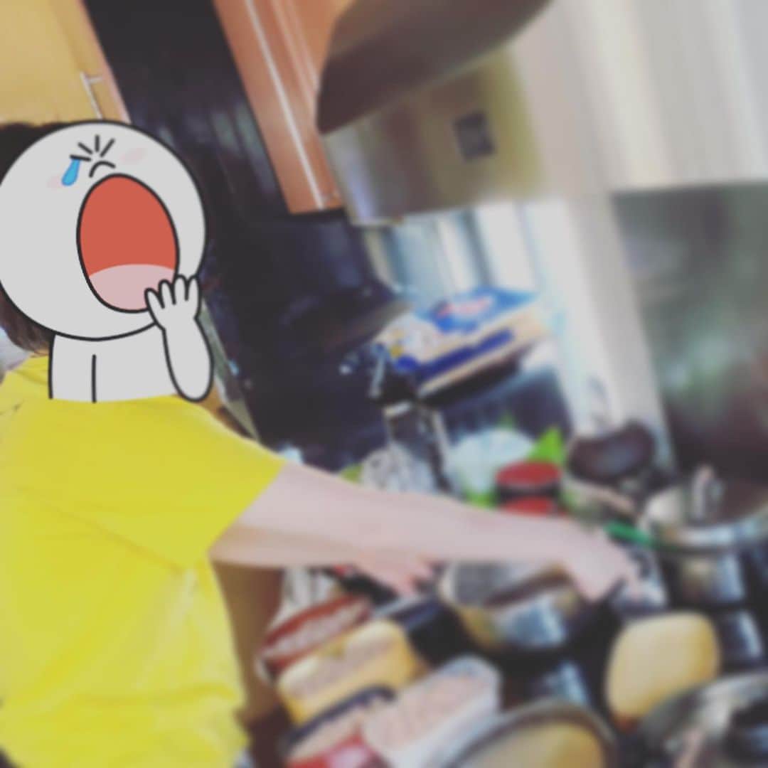 岡本安代さんのインスタグラム写真 - (岡本安代Instagram)「▶︎長女特製⭐️オフタマ丼弁当！ お麩✖️卵✖️小松菜 今週のテーマ『丼』その最終日！ . 👉大変です。母寝坊しました。 👉最強です。もう出来上がってました。 👉感謝です。長女が台所クリーンナップ。 ☝️お麩好きカンちゃん本領発揮。 ☝️コスパ最強ナンバーワン。  . #丼 #丼弁当#お麩 #卵#小松菜#えのき #お弁当#おべんとう #時短料理 #子育て#食育#ママ #アナウンサー #中学生男子弁当 #高校生男子弁当 #５人の子育てママウンサー#岡本安代#ブログ #走り続ける岡本家」7月31日 13時25分 - okamoto.yasuyo