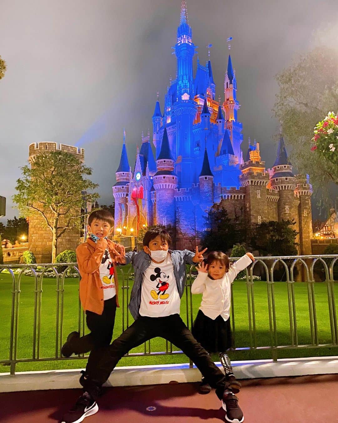 福長優のインスタグラム：「🌈🌈🏰🌈🌈  たのしかったねぇ〜🐭💓  アトラクションも15個クリア💛💙 （末っ子👧🏽と私は半分待ち。 一生ポップコーン🍿）  ミッキー達に会えなかったのが 残念だったけど、夢の国は いつだって最高❤️  #おかげさまで足が棒  またいこうね🏰🌈 #ディズニー #ディズニーランド  #disney #disneyland #家族の時間  #8歳#6歳#2歳」