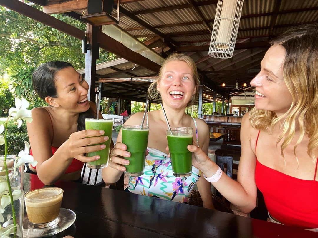 ヴァレンティナ・ゼリャヴァのインスタグラム：「Minty Green + Iron Women + Pineapple Love 💚💚💚(smoothie’s names;)」