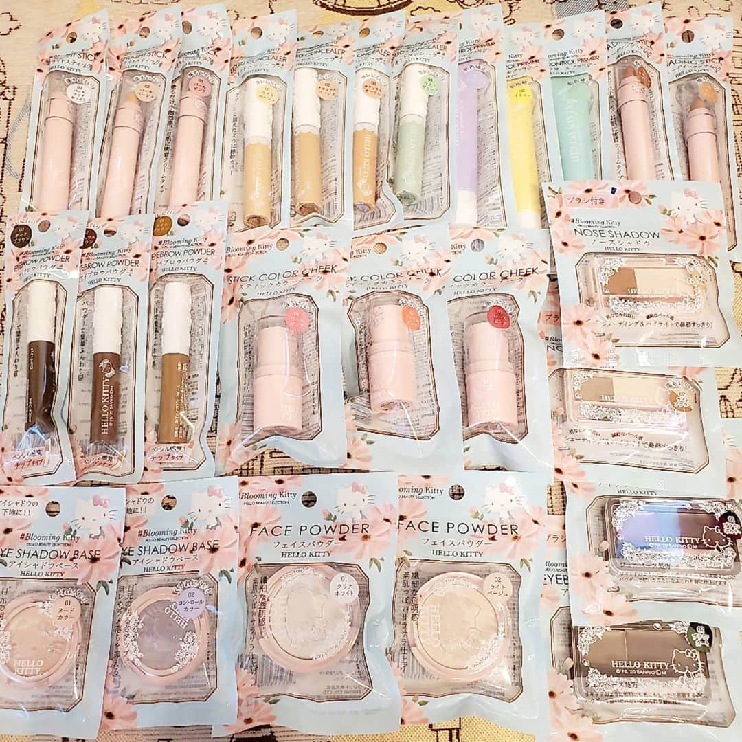 のインスタグラム：「リニューアルした @blooming_kitty_official の#ダイソー コスメ💄 とりあえず全種類買ってしまいました（笑）。 以前の物もとても良かったので、今から使うのが楽しみです(´-`)  Have a look at these lovely #HelloKitty cosmetics! You can buy them at 100 yen shop (pound shops) in Japan. My favourite one is an eyebrow gel!   #ブルーミングキティ #BloomingKitty  #ハローキティ #サンリオ #キティラー #キティ活 #ピューロアンバサダー #ハロスイアンバサダー #Sanrio #HelloKittyLover」