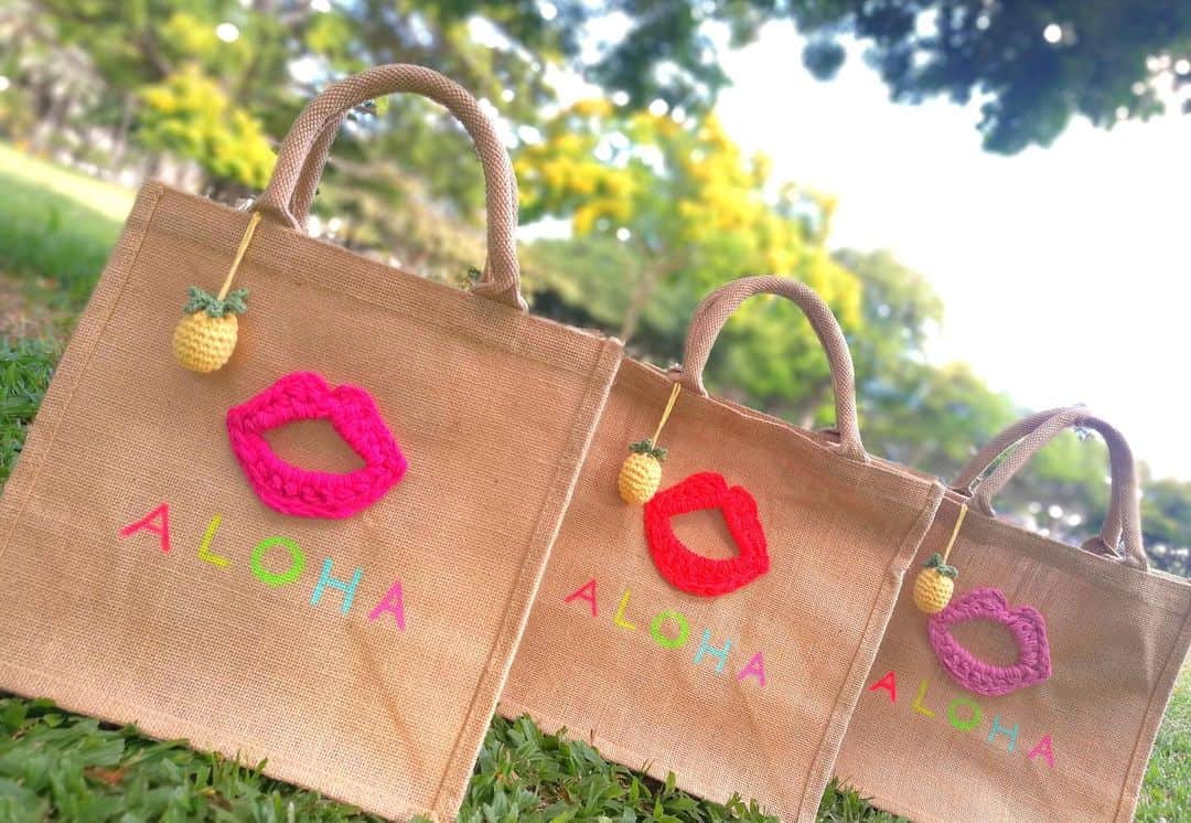 Moco Lima Hawaiiさんのインスタグラム写真 - (Moco Lima HawaiiInstagram)「Restock* Jute Bag Lips, Made by Moco  @lanikoboさんとのコラボシリーズ♡ 前回レインボーとリップの2デザインで販売しましたが、ご好評頂きあっという間に完売してしまったリップデザイン、今回は3色になって再登場です！  #lips#kiss#kisses#manykisses#photoshoot#photography#mylifetoday#relaxing#feelings#calming#peaceful#love#smile#positive#energy#goodvibes#mocolima#hawaii#nighttime#funnight#aloha#モコリマハワイ#オリジナル#リップ#唇#キス#ハワイ#アロハ#ハンドメイド#ハワイ好きと繋がりたい   毎週金曜日モコリマハワイショールーム営業しています♡  明日7/31 1-5pm Openです。皆さまのご来店を新作と共にお待ち致しております。」7月31日 13時38分 - mocolimahawaii
