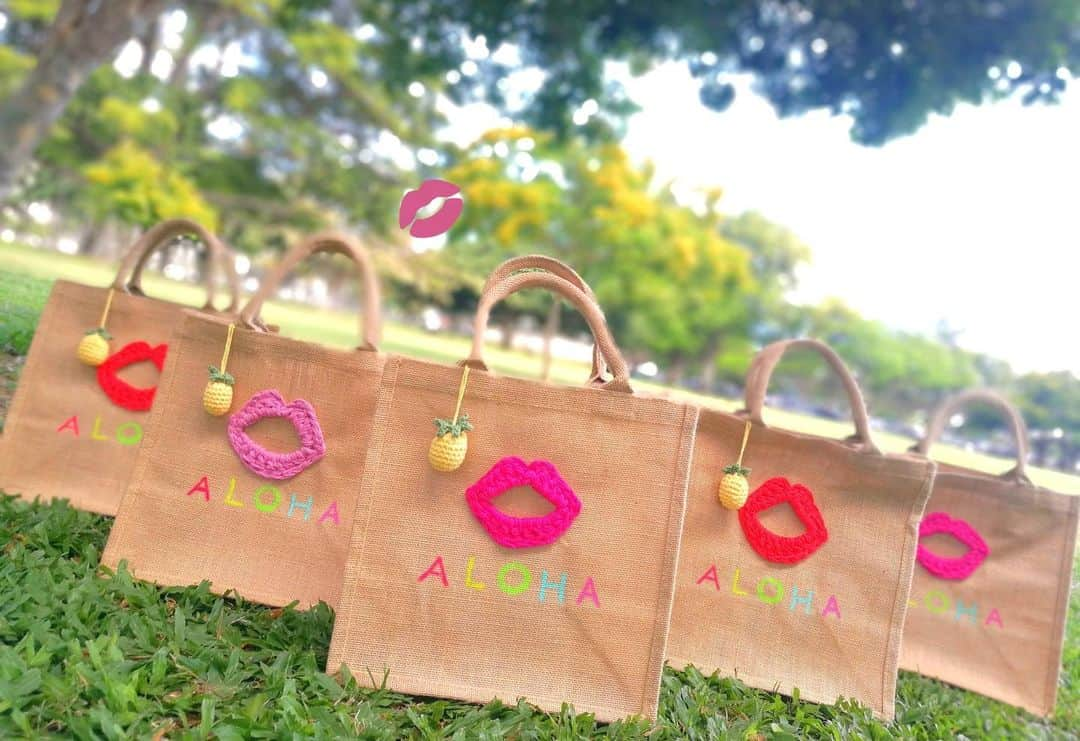 Moco Lima Hawaiiさんのインスタグラム写真 - (Moco Lima HawaiiInstagram)「Restock* Jute Bag Lips, Made by Moco  @lanikoboさんとのコラボシリーズ♡ 前回レインボーとリップの2デザインで販売しましたが、ご好評頂きあっという間に完売してしまったリップデザイン、今回は3色になって再登場です！  #lips#kiss#kisses#manykisses#photoshoot#photography#mylifetoday#relaxing#feelings#calming#peaceful#love#smile#positive#energy#goodvibes#mocolima#hawaii#nighttime#funnight#aloha#モコリマハワイ#オリジナル#リップ#唇#キス#ハワイ#アロハ#ハンドメイド#ハワイ好きと繋がりたい   毎週金曜日モコリマハワイショールーム営業しています♡  明日7/31 1-5pm Openです。皆さまのご来店を新作と共にお待ち致しております。」7月31日 13時38分 - mocolimahawaii