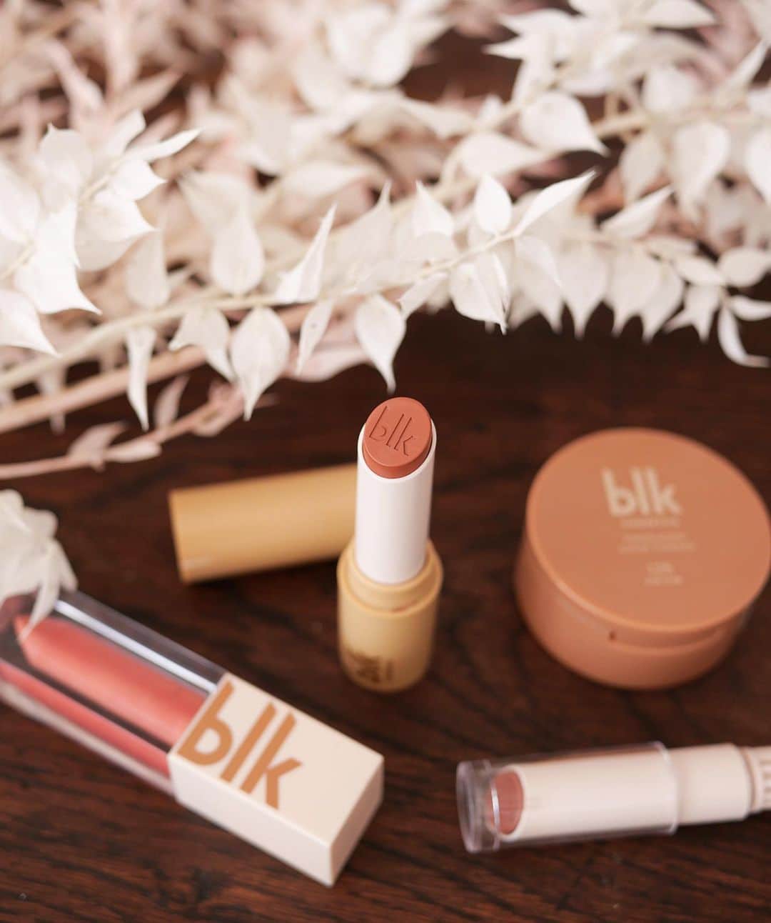 アン・カーティスのインスタグラム：「Super love our “Lip Switch” Lippies from our Universal 2.0 Collection. Aside from the amazing universal matte lipstick shades that are enriched with Vitamin E ✨  It’s also a small step into slowly becoming a sustainable and eco-friendly brand by being able to switch out the refills from the lipstick case.  When you return any of the used lippie refills to be recycled you get 10% off your next purchase.  Will swatch the lippie shades soonest!!!  P.S - Shop all 8 shades of the Lip Switch together with the NEW UV Box + Mirror + Wireless Charger for only P3,599 on Lazada! Check out my ig stories to see what i’m talking about ⭐️ @blkcosmeticsph #blkuniversal」