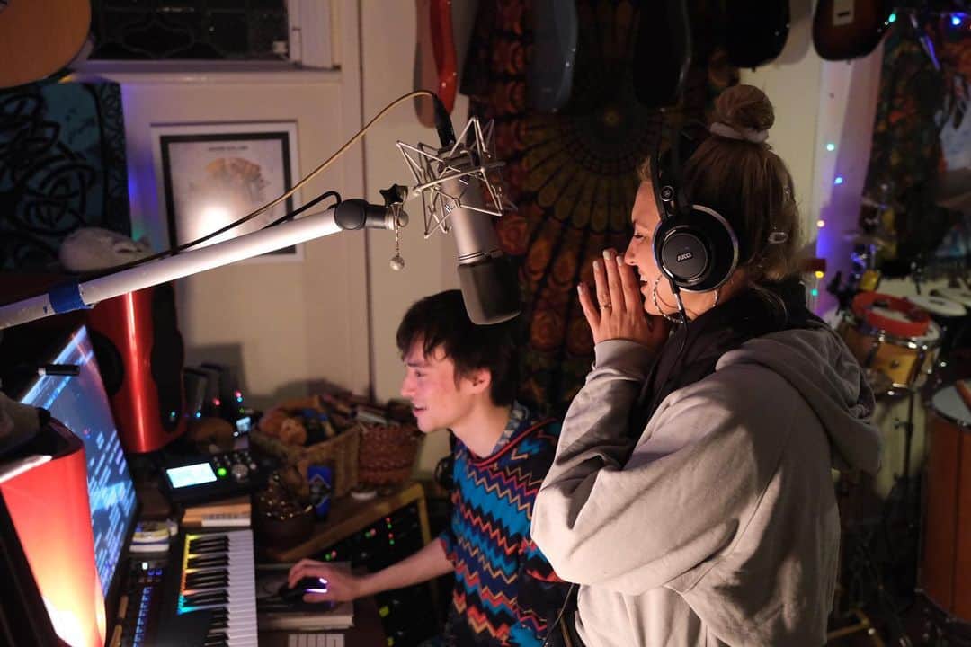 トーライ・ケリーのインスタグラム：「‘running outta love’ out now 💌 had sooo much fun making this w my friend and incredible musician @jacobcollier. we’ve been wanting to collab for years and im so stoked this one is finally out in the world !!!」