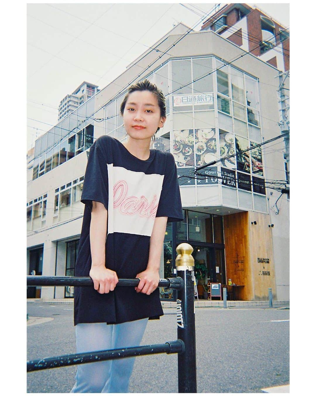 木村華子さんのインスタグラム写真 - (木村華子Instagram)「カジカジHのインスタ @czczh_editors で、美容師さんのTシャツスナップが始まりました〜！ なんと今回は全部 #写ルンです で撮ったよ。 ・ かわいい人ばかり撮らせてもらったので、ぜひともチェックよろしくです☆ ・ ・ ・ #photography #photoshoot #photographer #film #35mm #fujifilm #analogfilm #photooftheday #ootd #fashion #fashionista #hairstyle #tshirt #osaka #美容師 さん #髪型 #ストリートファッション #フィルム #フィルム写真 #ヘアサロン #ヘアスタイル #大阪 #ヘアアレンジ #ファッション #フィルムカメラ #コーディネート #Tシャツ #夏服 #写ル毎日」7月31日 13時46分 - hanako_kimura_days